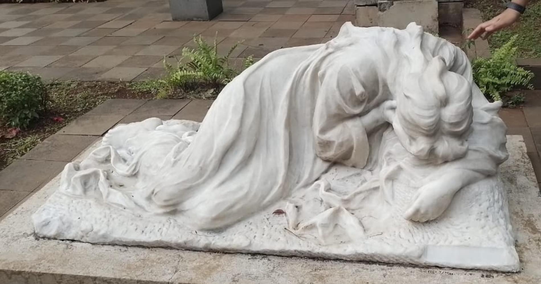 Prasasti Crying Lady yang menggambarkan kisah pilu seorang istri yang ditinggal mati suaminya ketika Batavia dilanda wabah penyakit malaria/dok.pribadi