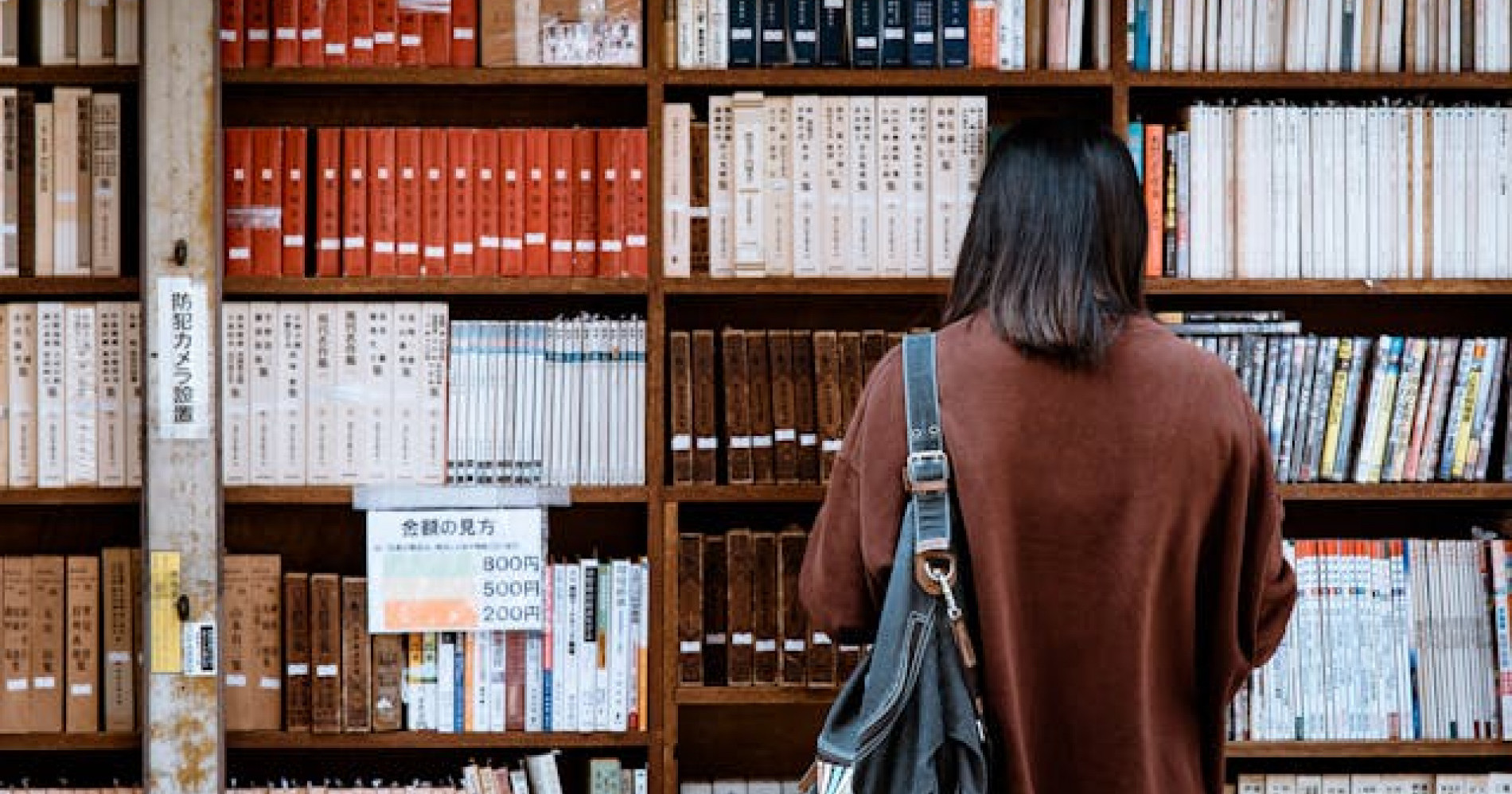 Bayar kuliah pakai pinjol jadi isu ramai yang sedang diperbincangkan. Apakah benar layak bayar ukt dengan pinjol? (Sumber gambar : pexels.com/Abby Chung)