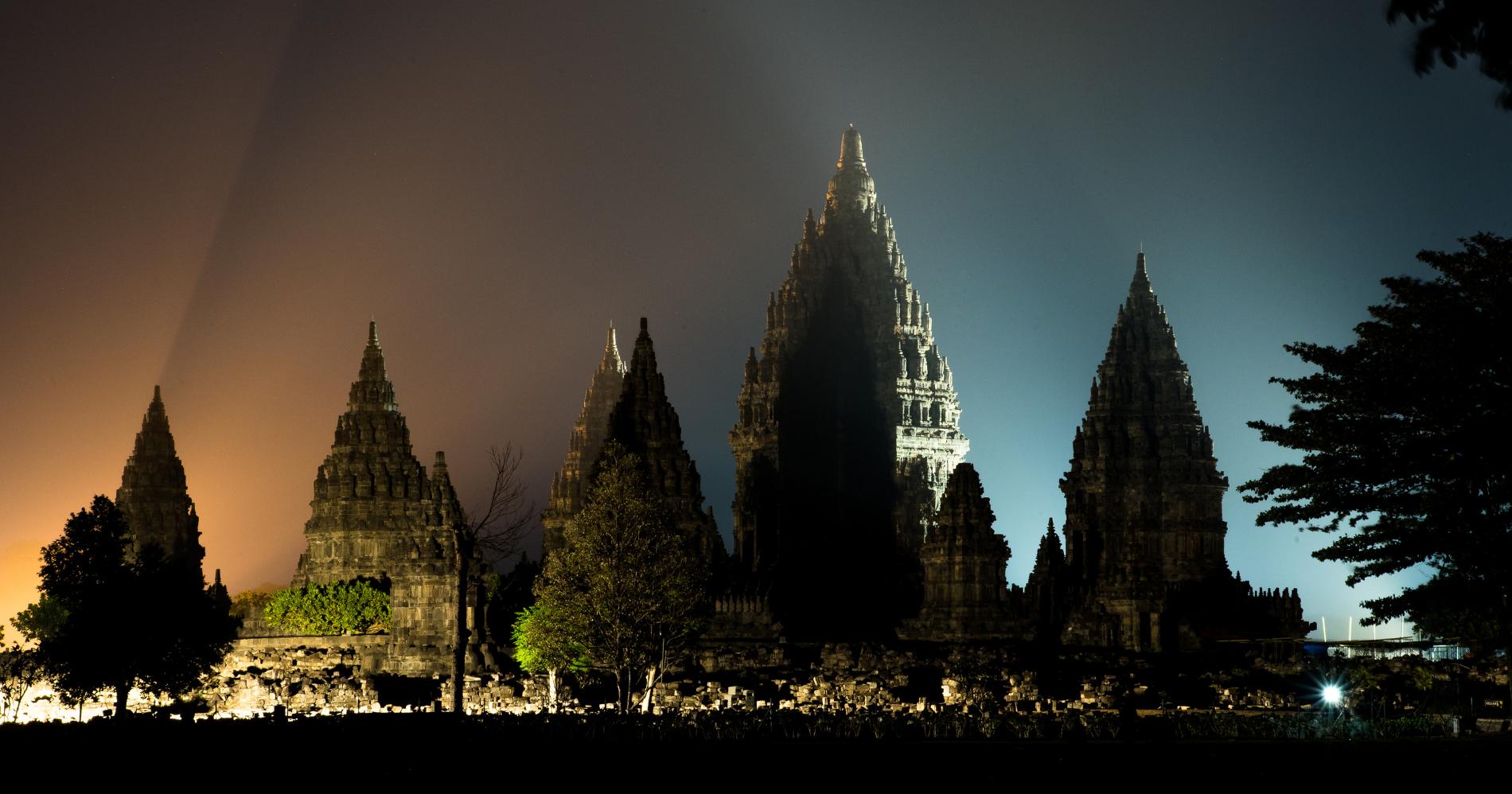 Pemandangan Candi Prambanan yang menyimpan sejarah tentang kisah Roro Jonggrang (Sumber gambar: Canva)