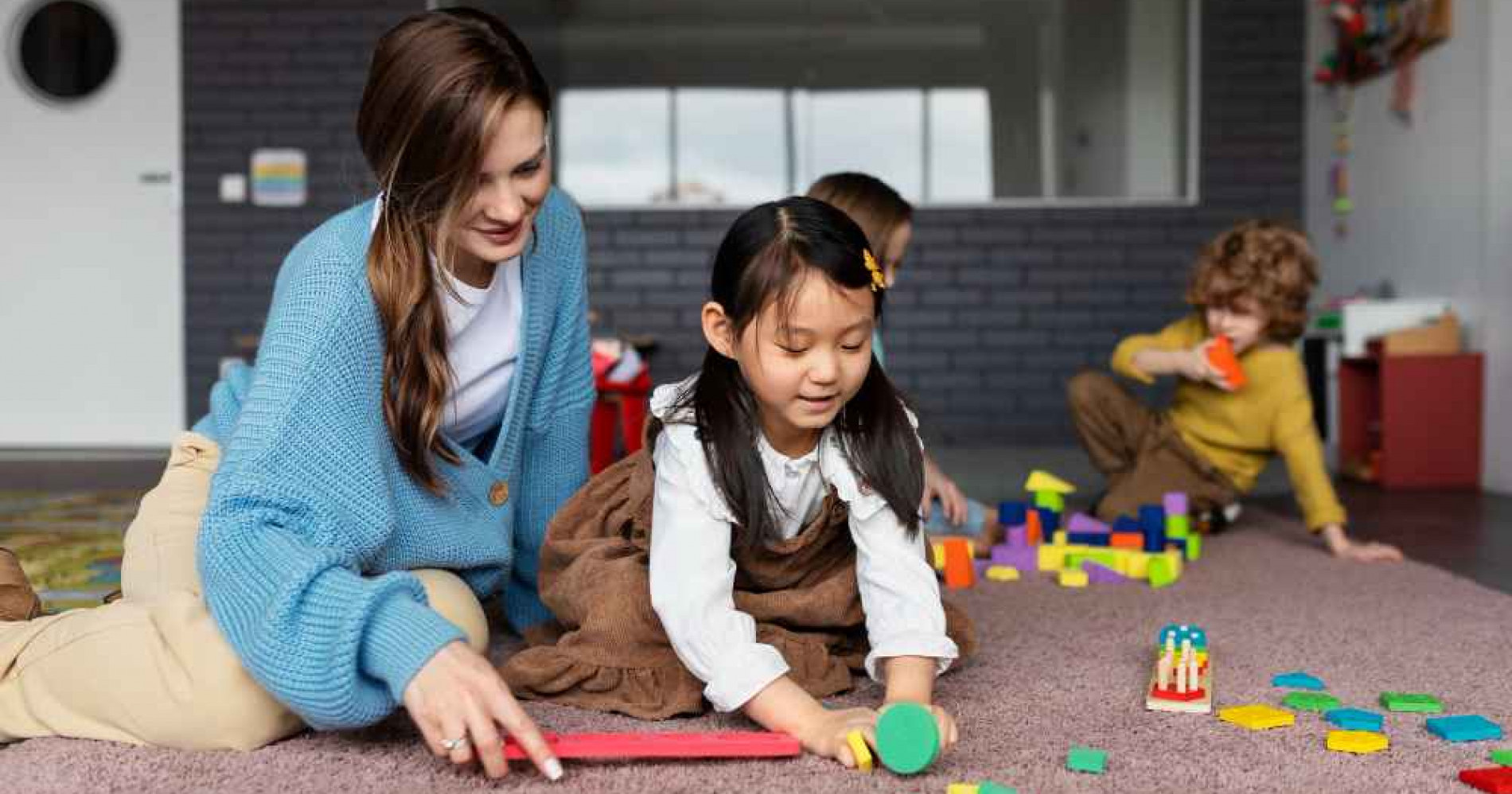 Kasus penganiyaan anak di tempat penitipan anak (Daycare) membuat netizen geram, lantas bagaimana solusi untuk orang tua yang bekerja dan memiliki anak? (Foto. Freepik.com)