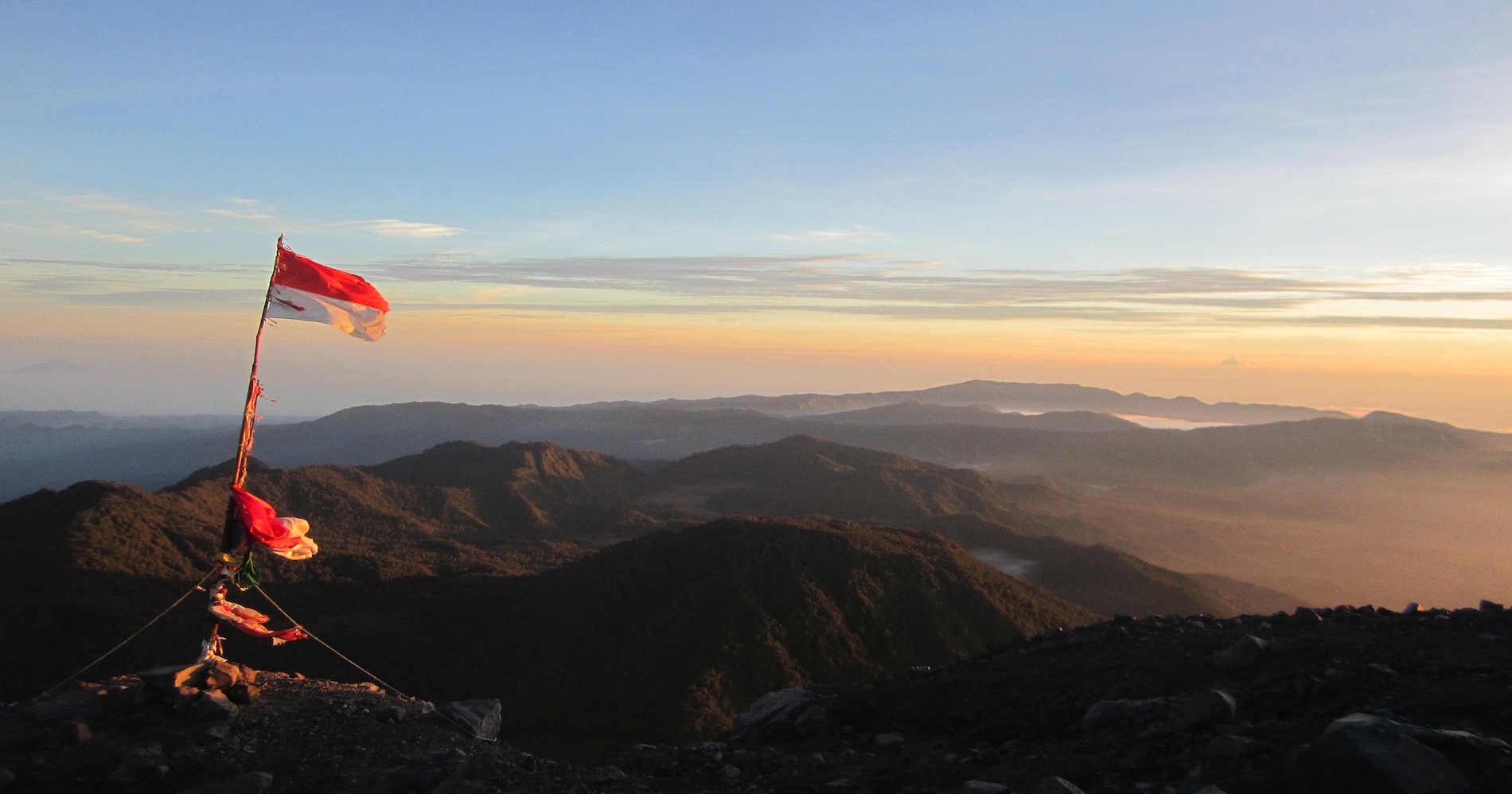 Memanfaatkan Kewajiban Mengibarkan Bendera Merah Putih untuk Peluang Bisnis yang Menguntungkan (Sumber: Wikimedia)