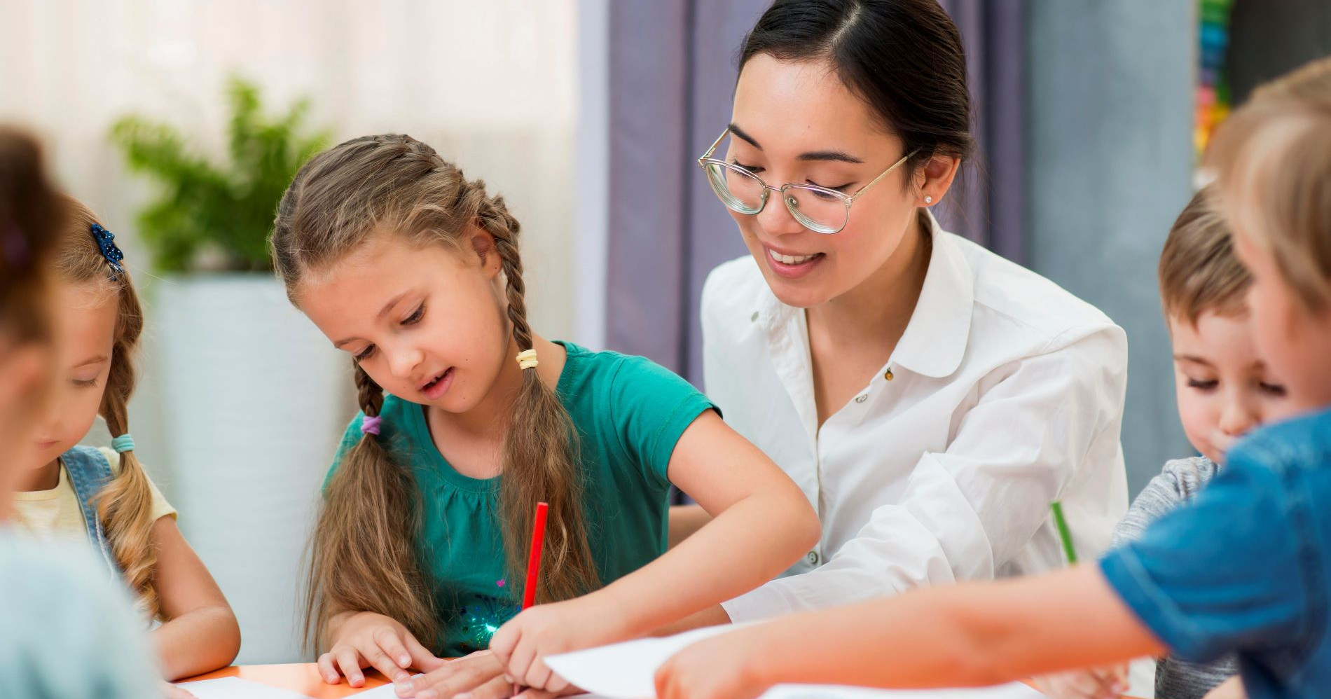 Kasus daycare (tempat penitipan anak) membuat orang tua was-was untuk menitipkan anaknya freepik-young-teacher-helping-her-students-class