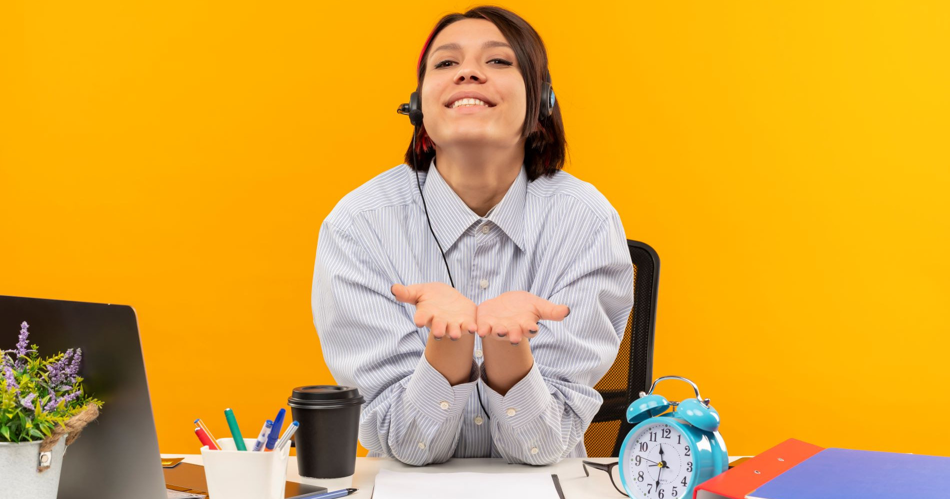 Cara menciptakan kesehatan mental di tempat kerja yang bisa kamu terapkan freepik-smiling=young-call-center-girl-wearing-headset-sitting-desk-showing-emp