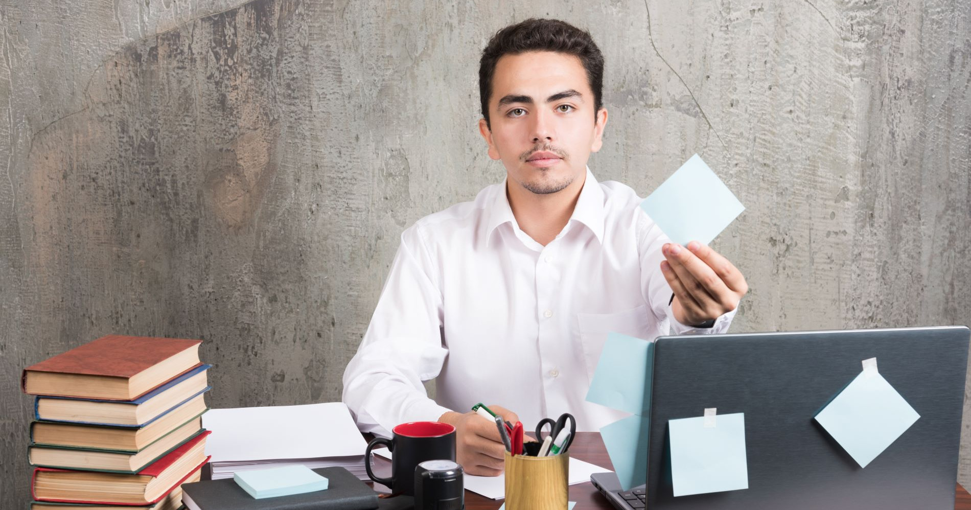 Pengin kerja freelnace tapi bingung mulai dari mana? Mungkin, kamu bisa coba jasa suruh freepik-office-employee-showing-his-memo-pad