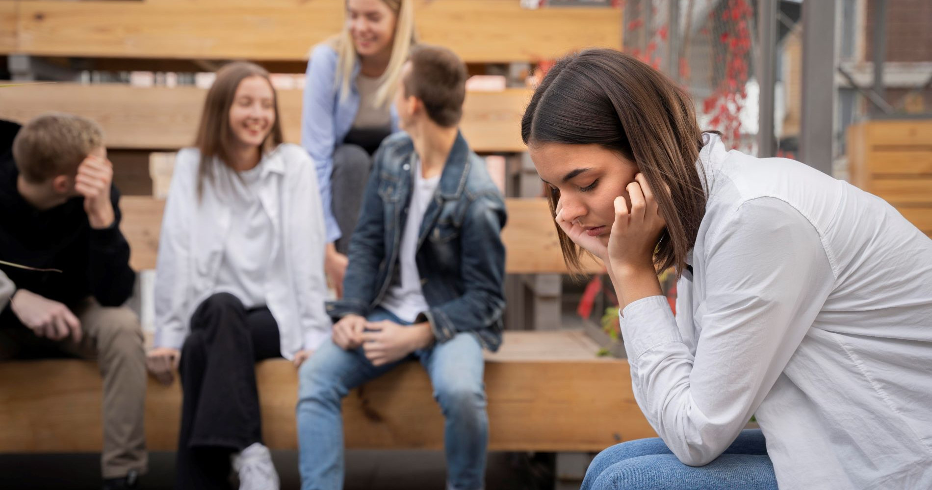 Bullying dilingkungan pendidikan nyatanya masih ada dan berakhir menelan korban. Lantas, bagaimana cara untuk mengurangi dampak bullying? freepik-person-suffering-from-bullying