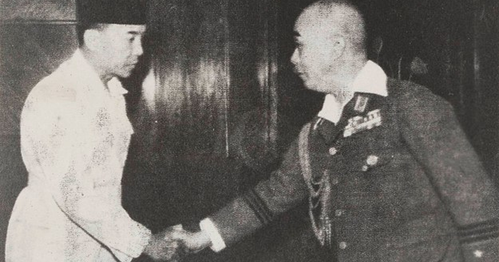 Seokarno yang sedang berjabat tangan dengan Moichiri Yamamoto dalam pertemuan kenegaraan (Foto wikimedia commons)