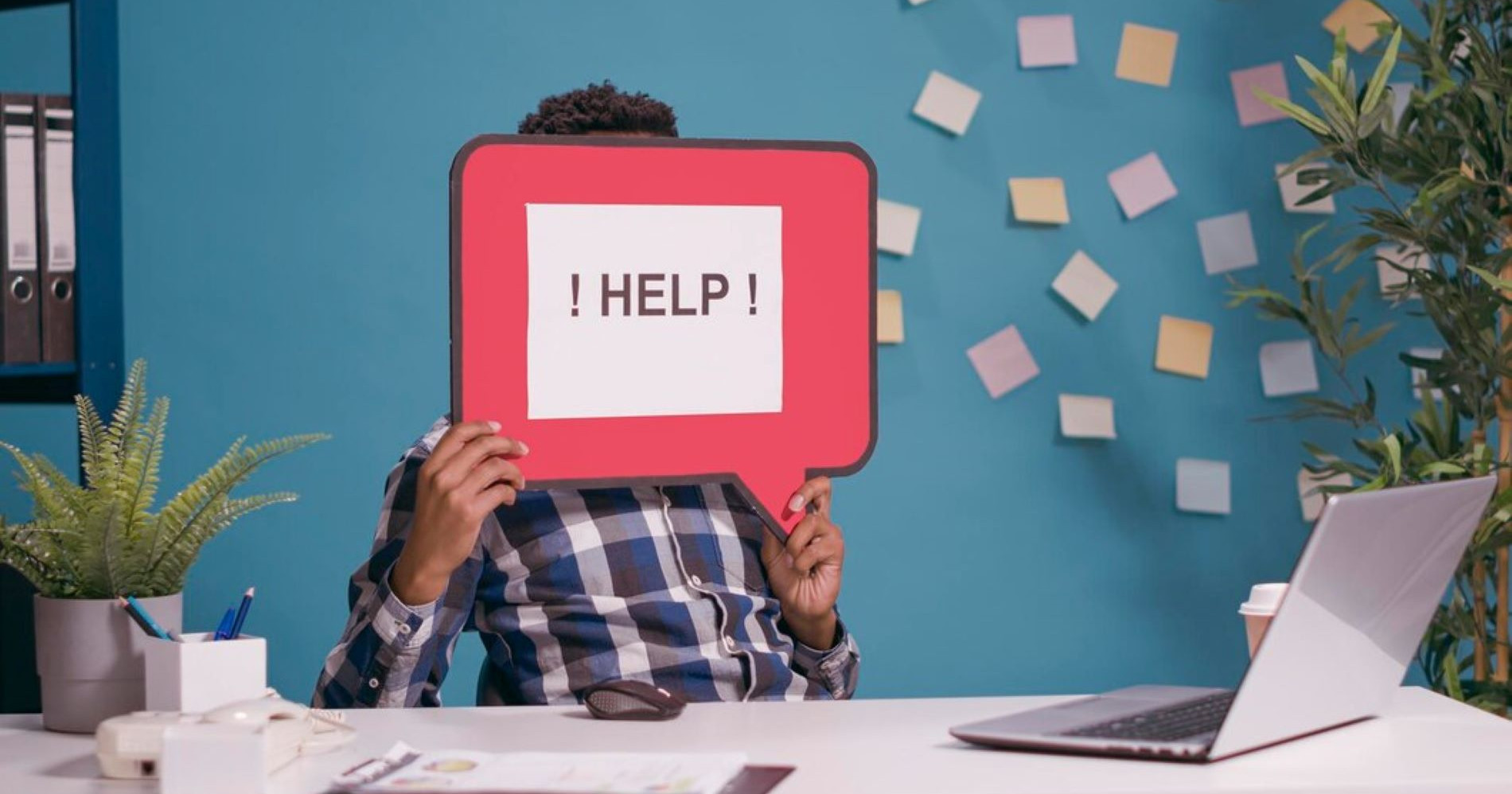 Stres di tempat kerja salah satunya dipicu oleh tekanan pekerjaan yang begitu besar Freepiik-confused-man-holding-speech-bubble-ask-for-working-laptop