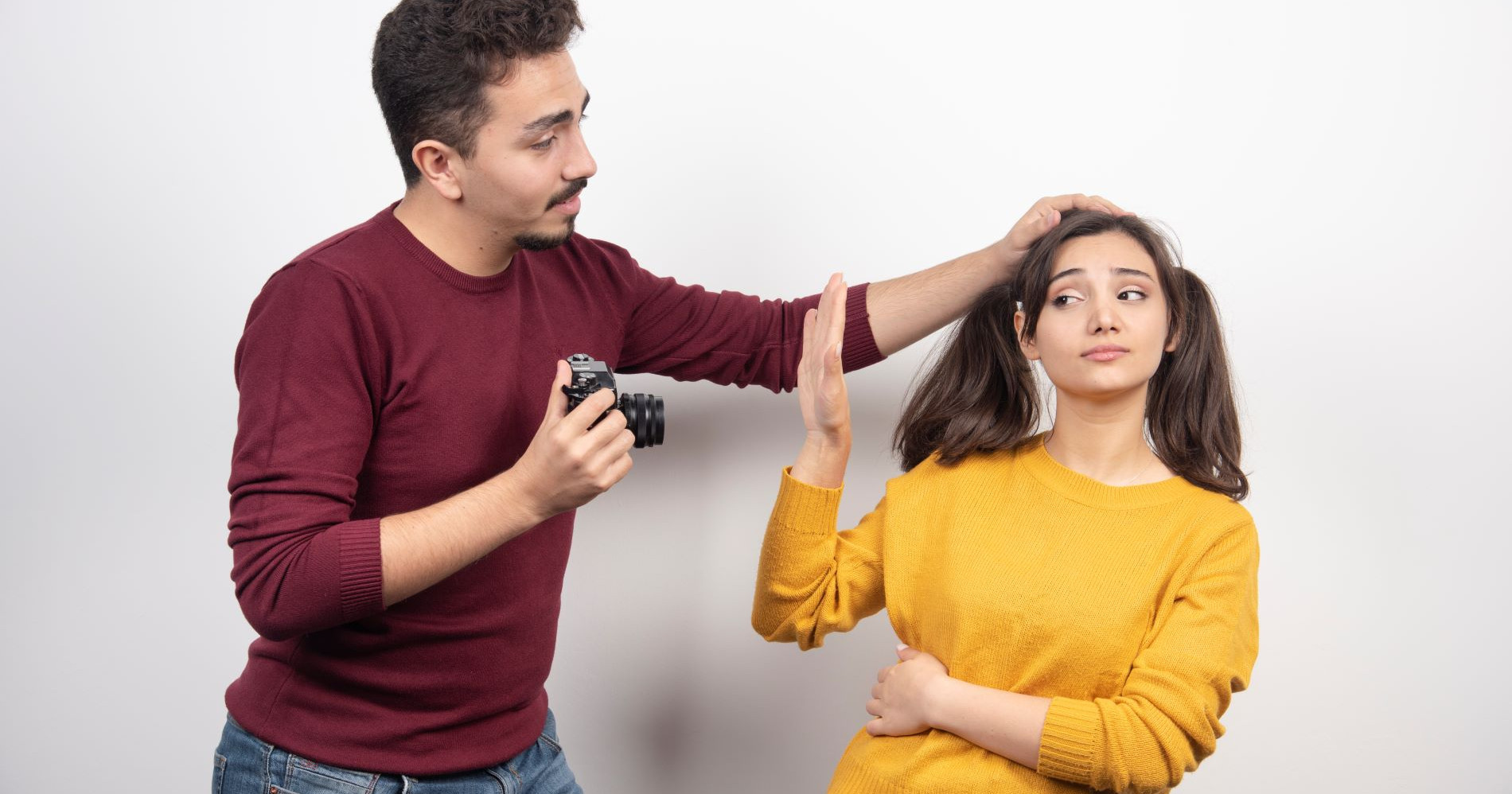 Cara menghadapi pasangan yang hobi selingkuh dengan beberapa pendekatan freepik-cute-couple-with-camera-posting