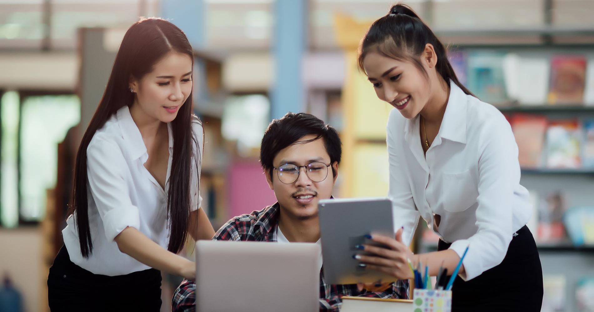 Manajemen trainee digadang-gadang jadi jaminan karir, benerkah demikian? freepik-young-students-learning-library