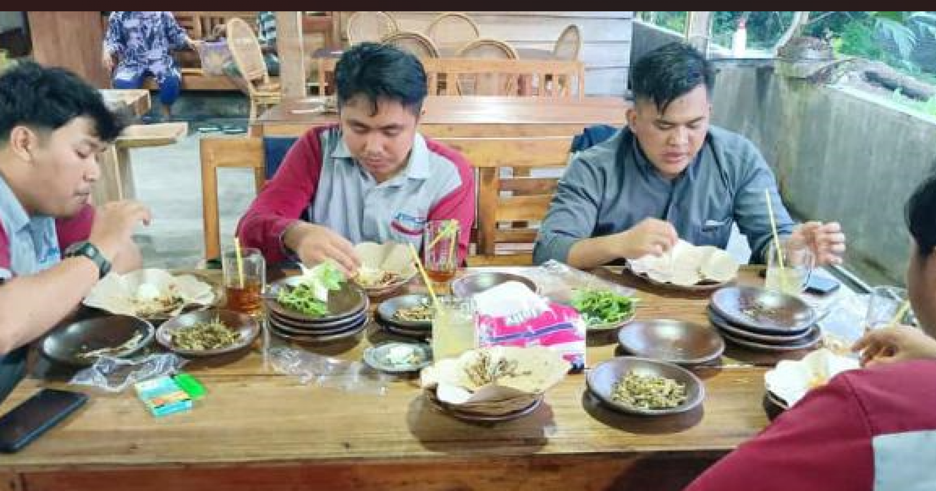 Karyawan Makan Bareng (Sumber Gambar: Foto Pribadi)