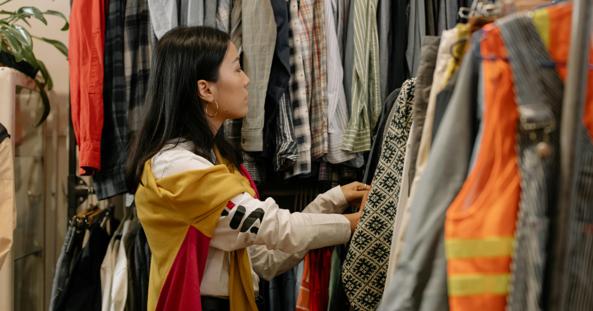 Membeli baju thrifting masih menjadi incaran beberapa orang karena alasan berikut Sumber Gambar : Pexels