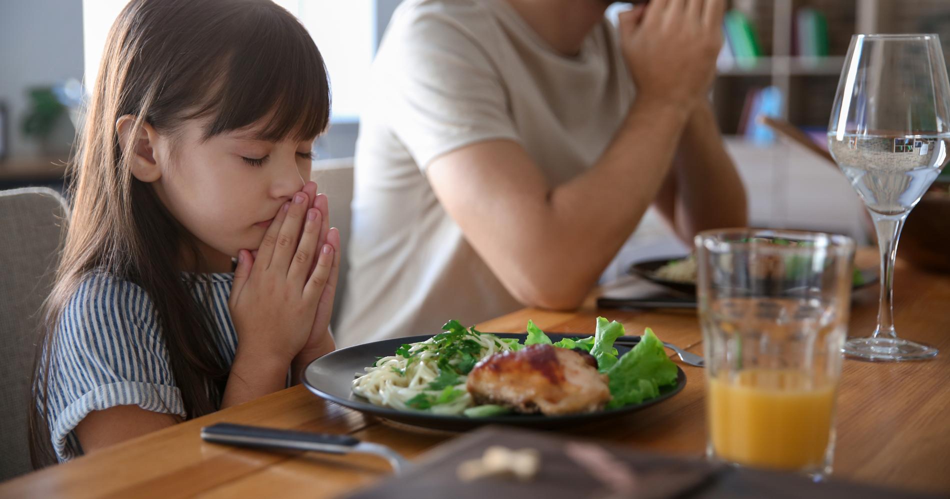 Mindful eating melatih kamu untuk selalu bersyukur dan menghargai makanan/Canva 