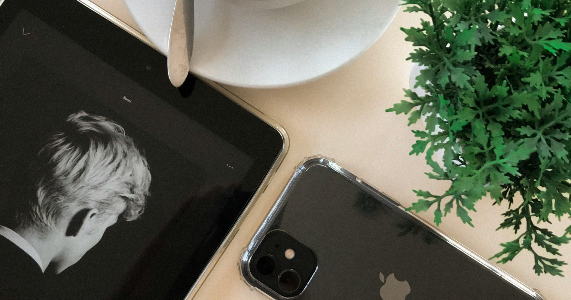 Gen Z berlomba-lomba untuk membeli iphone Sumber : Pexels