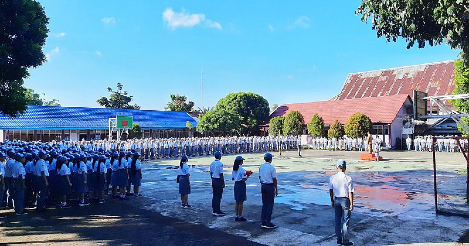 Apel dan Upacara Bendera merupakan salah satu pengalaman nilai Pancasila (Foto Wikimedia Commons)