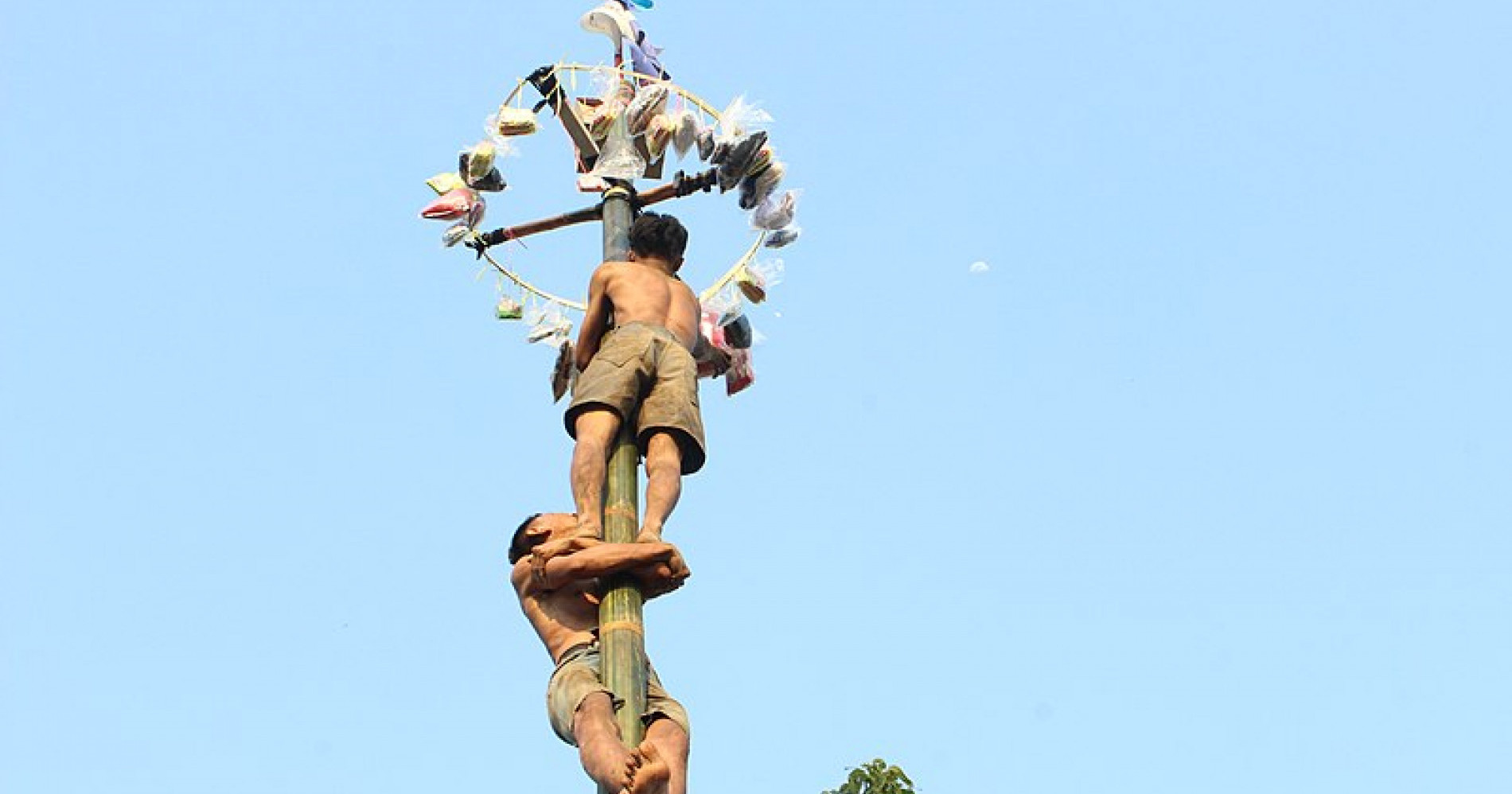 Panjat Pinang jadi salah satu lomba yang mencerminkan penerapan Pancasila (Foto Wikimedia Commons)