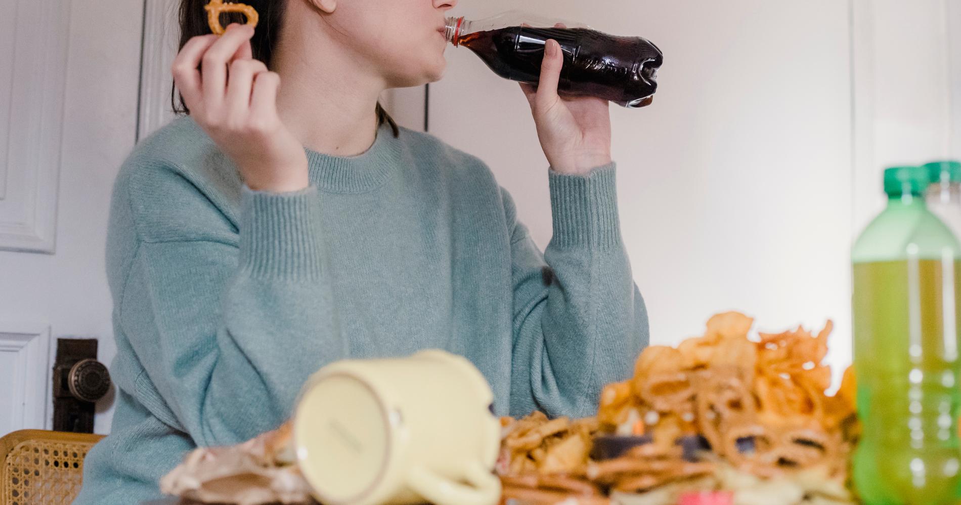 Sering mengonsumsi makanan cepat saji atau junk food juga bisa menyebabkan penurunan daya ingat karena sedikitnya asupan nutrisi yang masuk ke otak/Canva