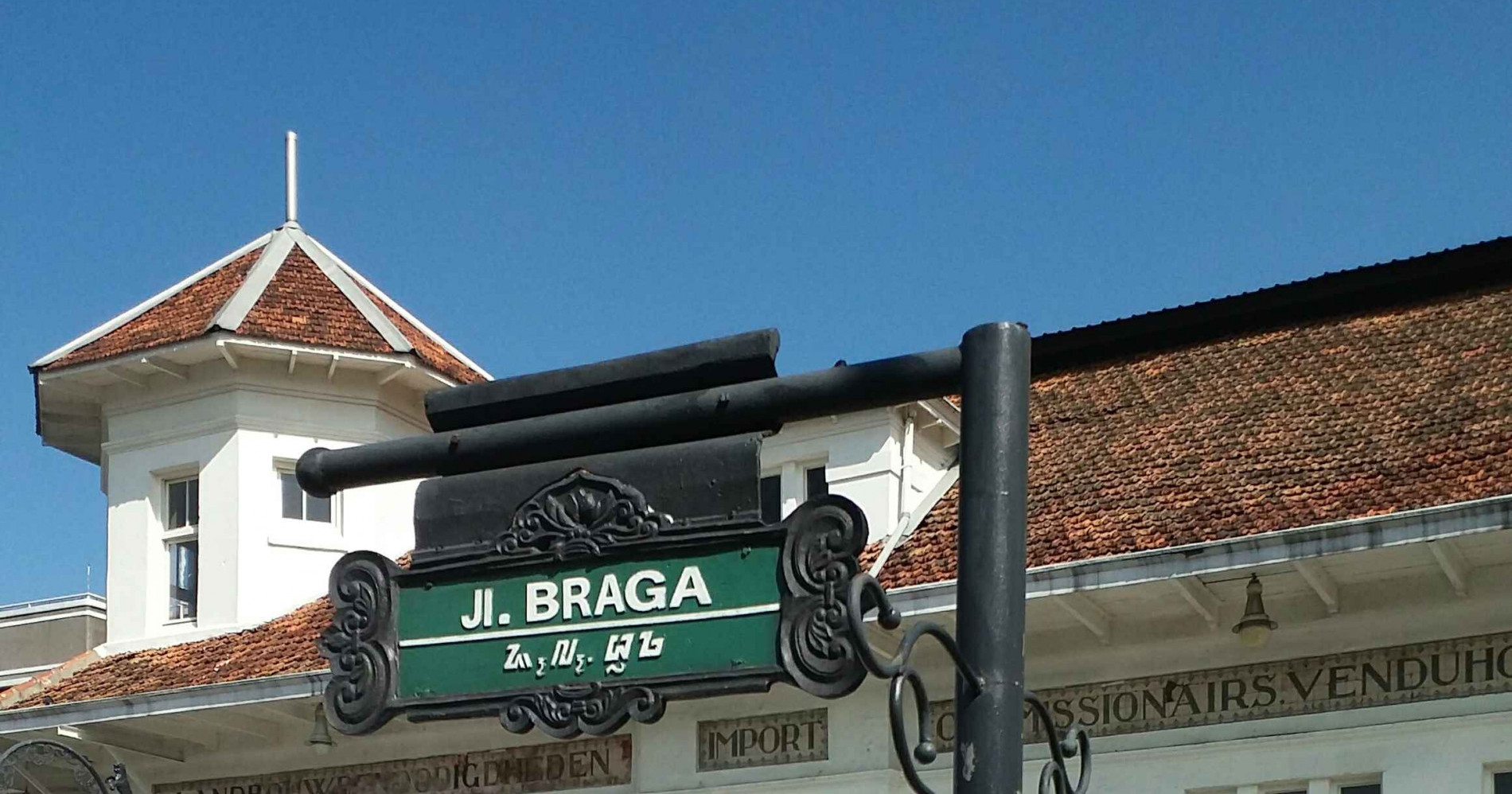 Jalan Braga menjadi ikon tempat mangkal di Bandung hingga saat ini (sumber : Wikimedia Commons)