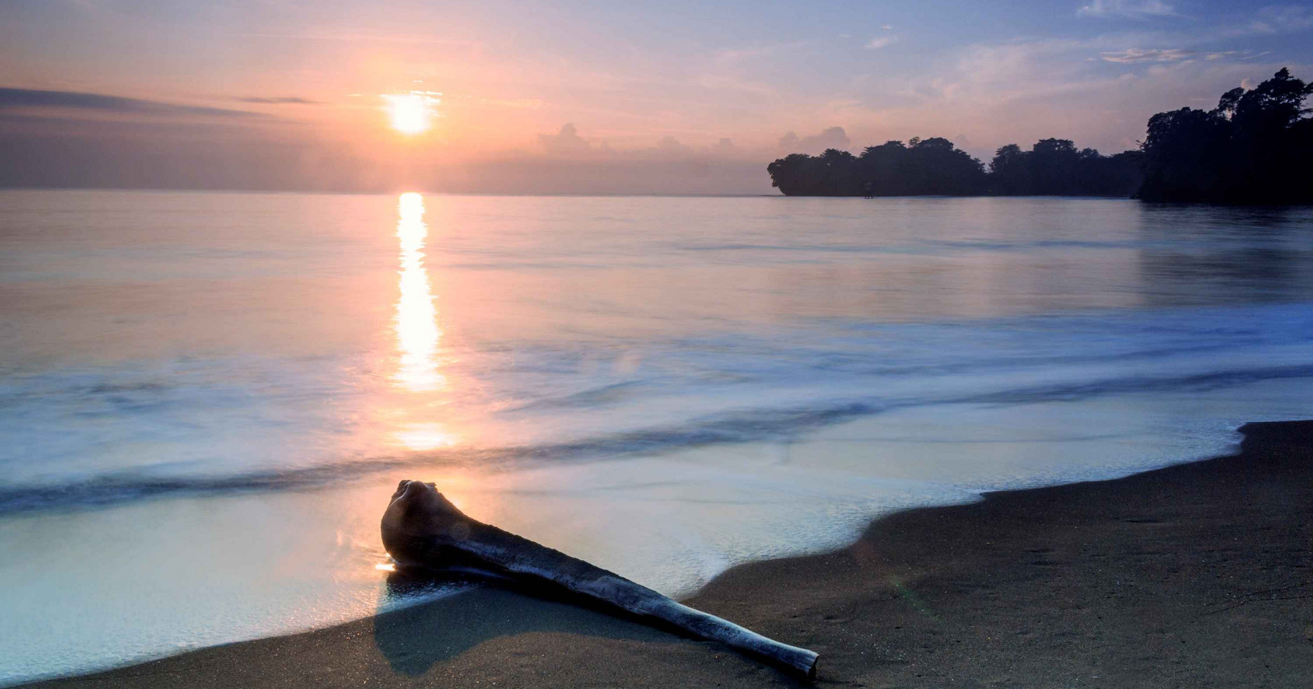 Sunrise di Batu Karas Pangandaran (Foto Wikimedia Commons)