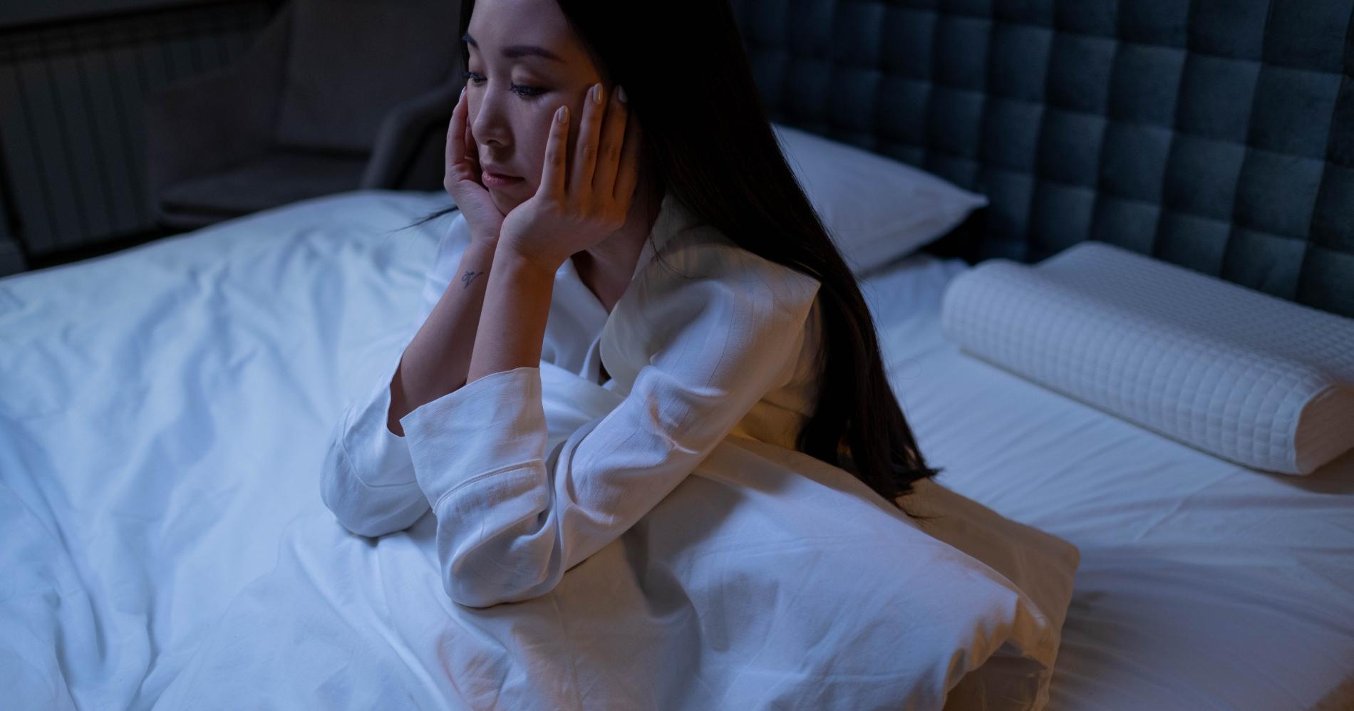 Berdasarkan study, wanita ternyata lebih rentan terkena kondisi gangguan tidur atau insomnia (Sumber gambar: Canva)