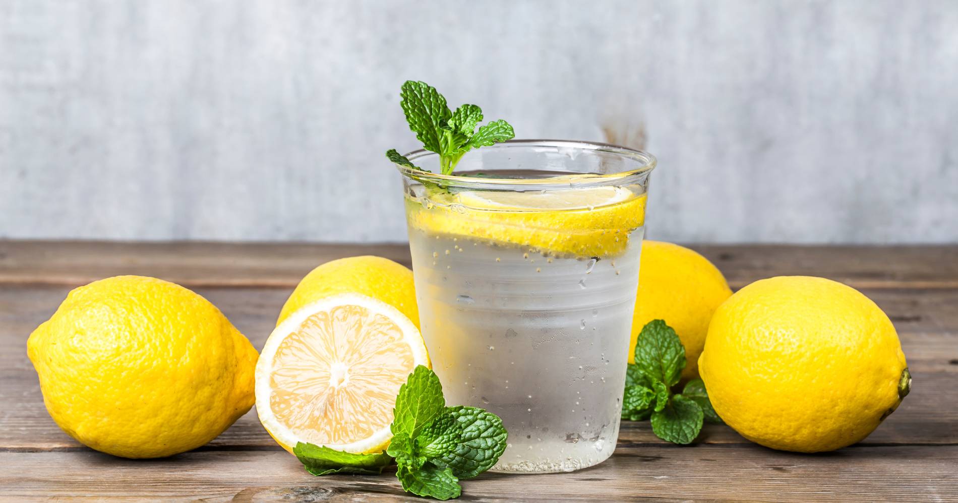 Minuman lemon segar yang bisa mengurangi rasa kantuk/Canva