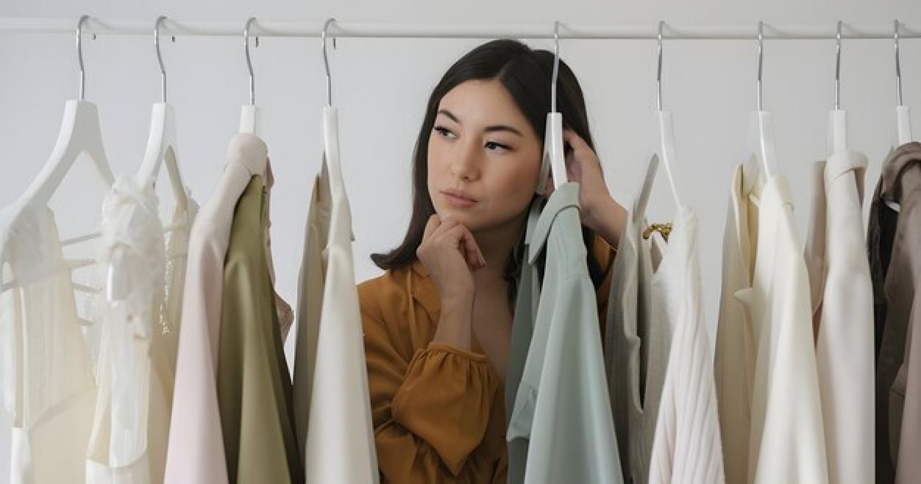 Fast Fashion atau Capsule Wardrobe? Tren Gaya Hidup yang Bersaing di 2025 (Sumber gambar: Freepik)