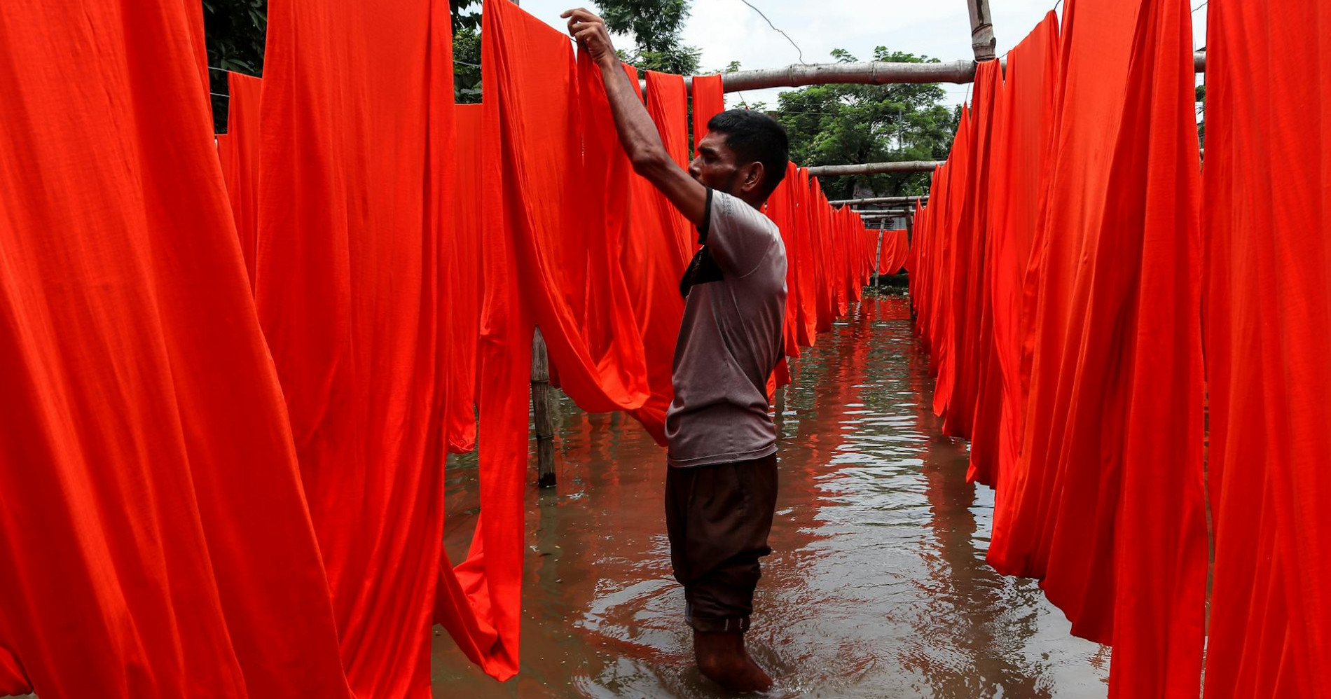 Foto menjemur kain ketika banjir oleh Adreyat  Hasan (Sumber Pexels.com)