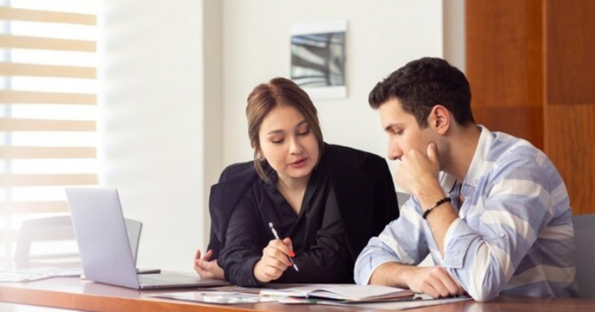 Sekantor dengan pasangan. Freepik.com