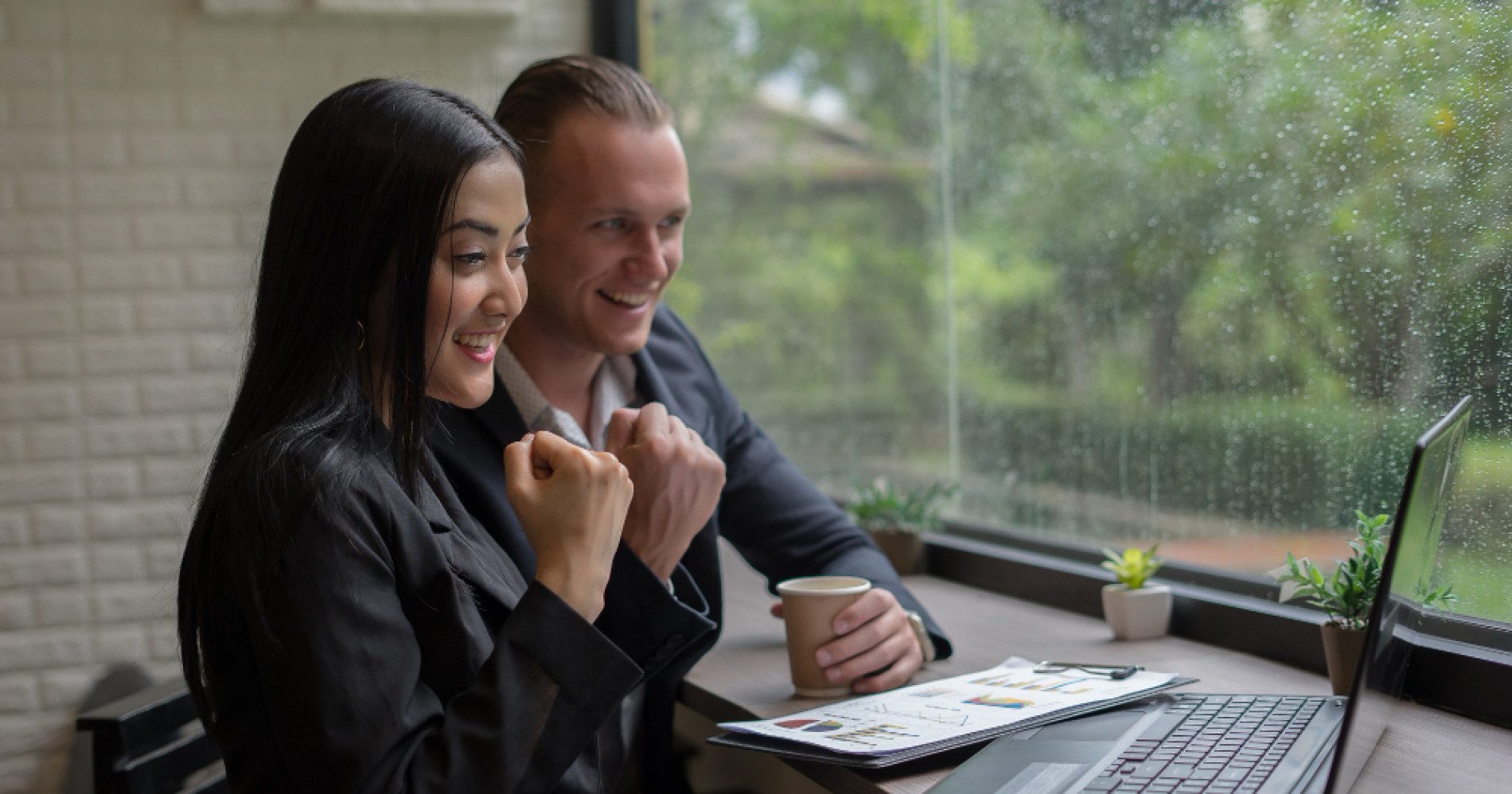 Pasangan bekerja di kantor yang sama (Sumber gambar : freepik.com)