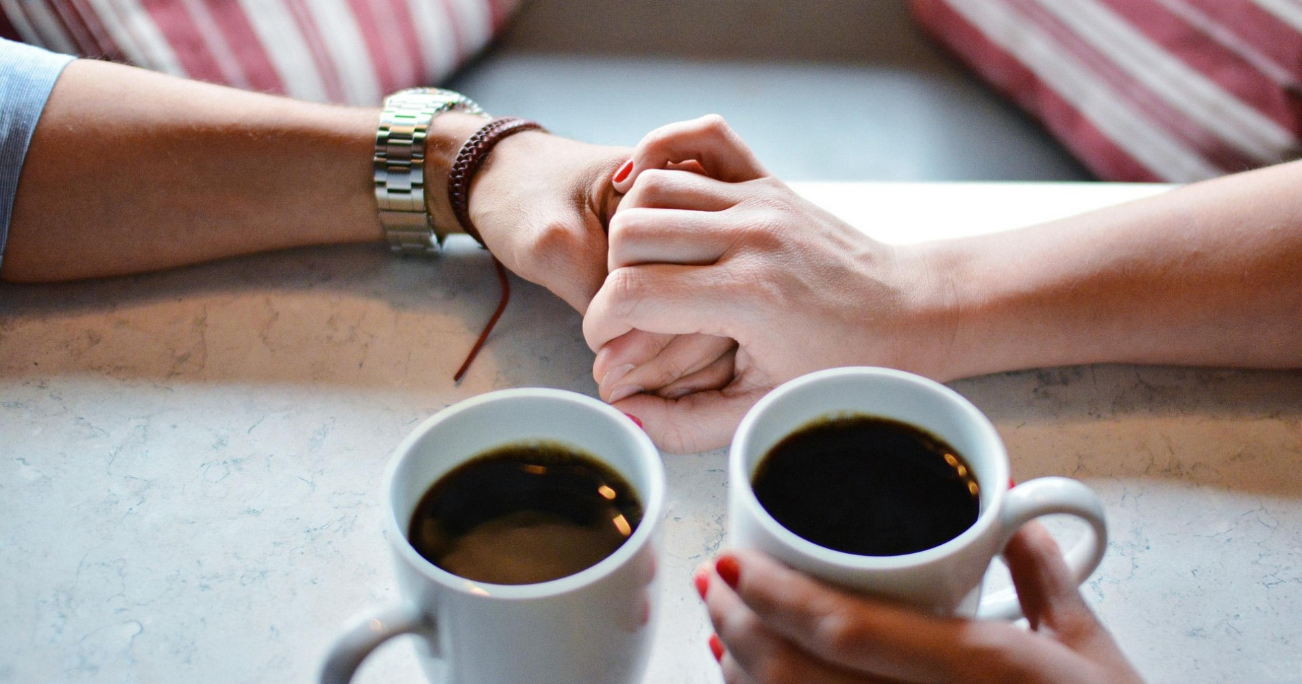 Foto oleh scronfinixio dari pixabay (sumber: https://pixabay.com/id/photos/selamat-hari-valentine-cinta-kopi-1536226/)