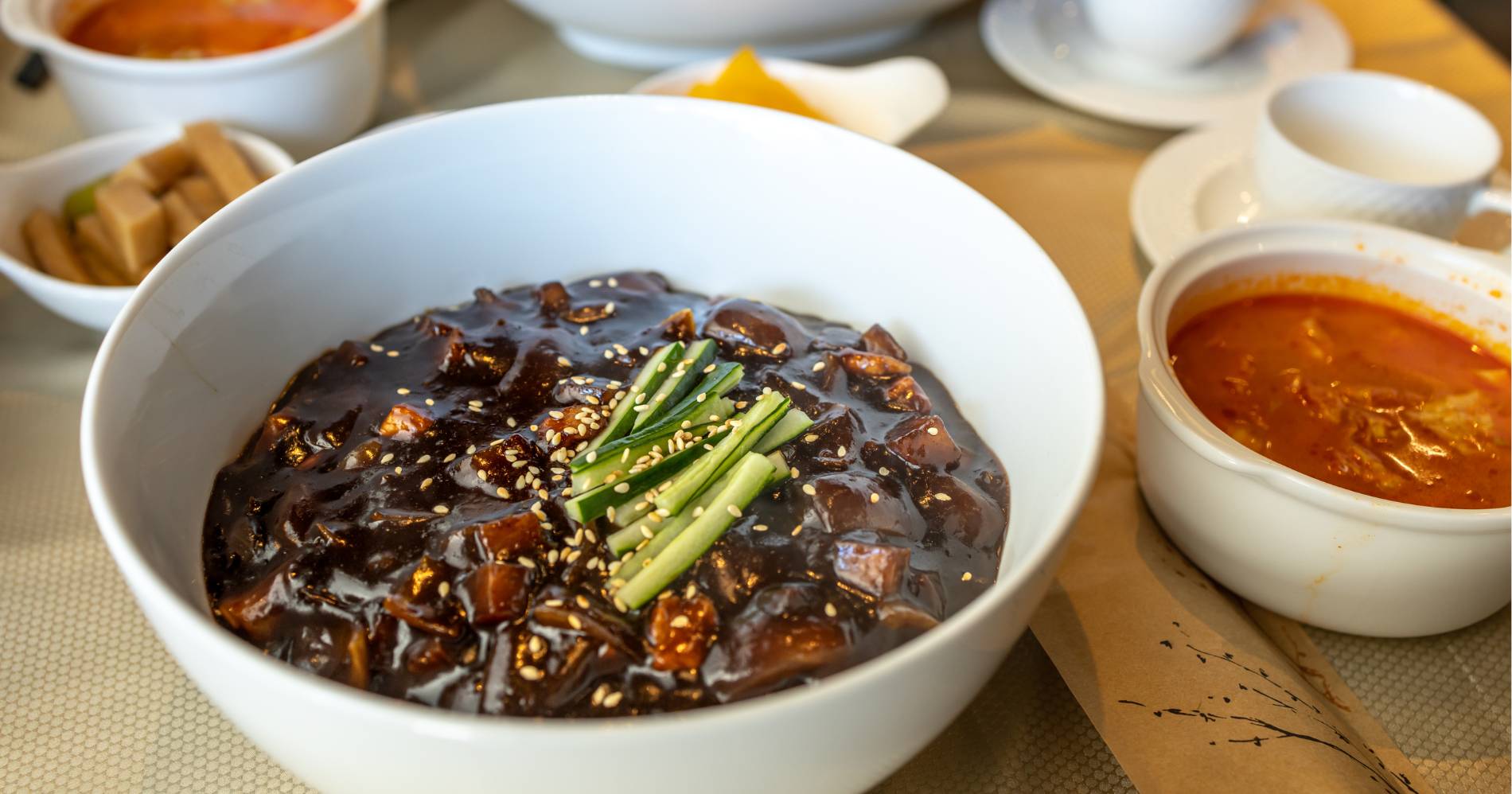 Black Noodles atau Jajangmyeon menjadi hidangan wajib di Korea Selatan bagi mereka yang tidak menerima hadiah ketika Valentine/Canva