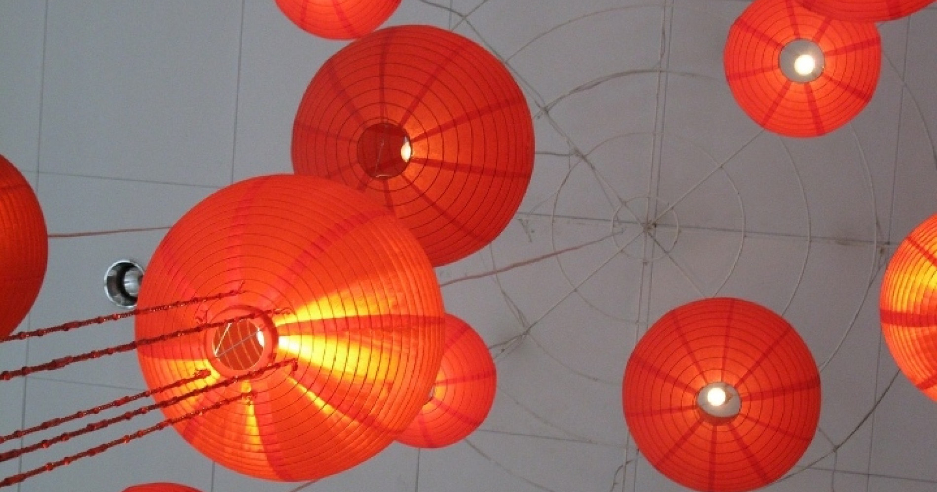 Lampion merah digantung di sudut-sudut kota ciri khas perayaan cap go meh. Sumber gambar pixabay.com