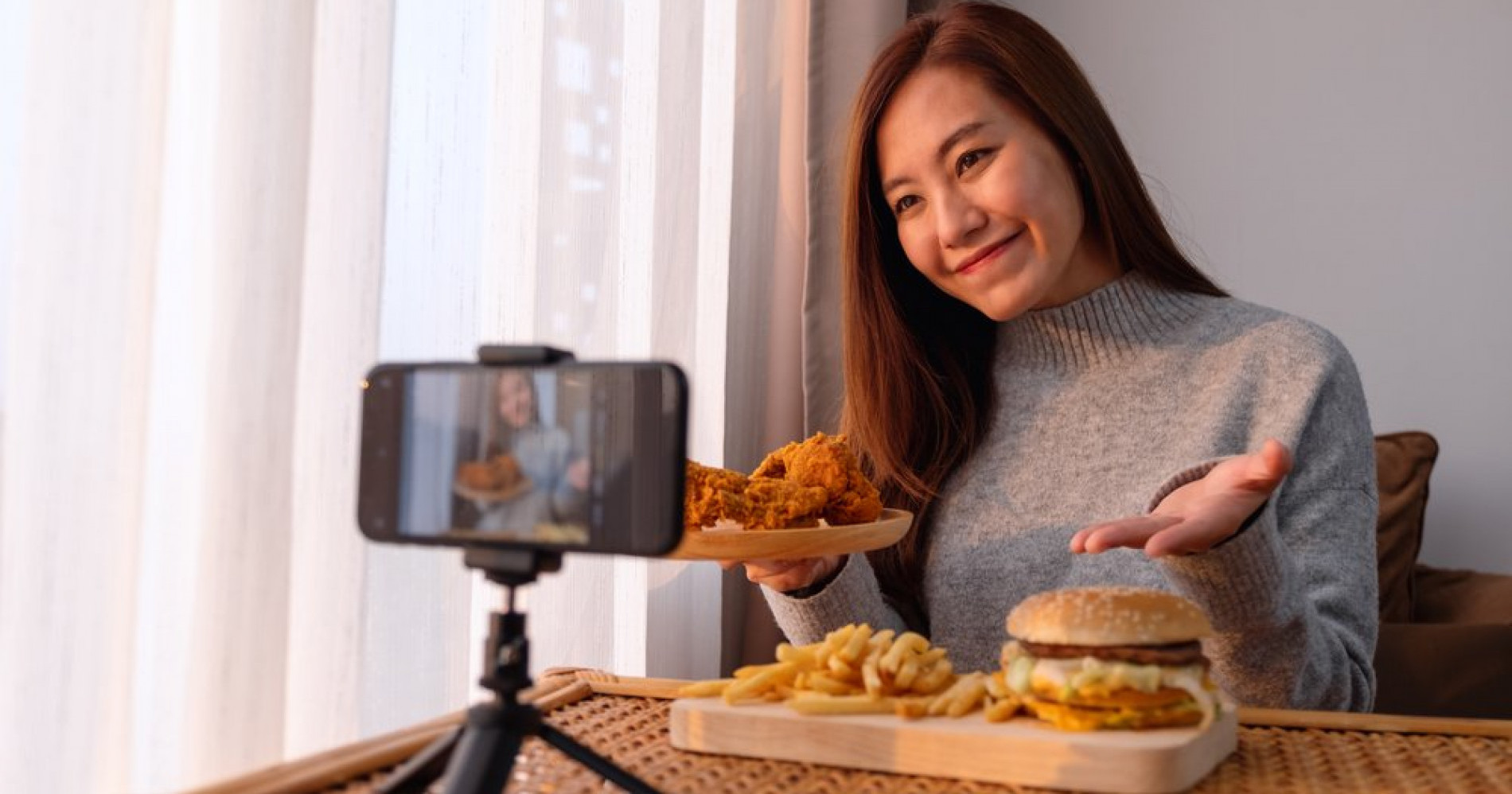 Strategi menghadapi review buruk dari food vlogger yang bisa kamu lakukan (Sumber: Freepik)