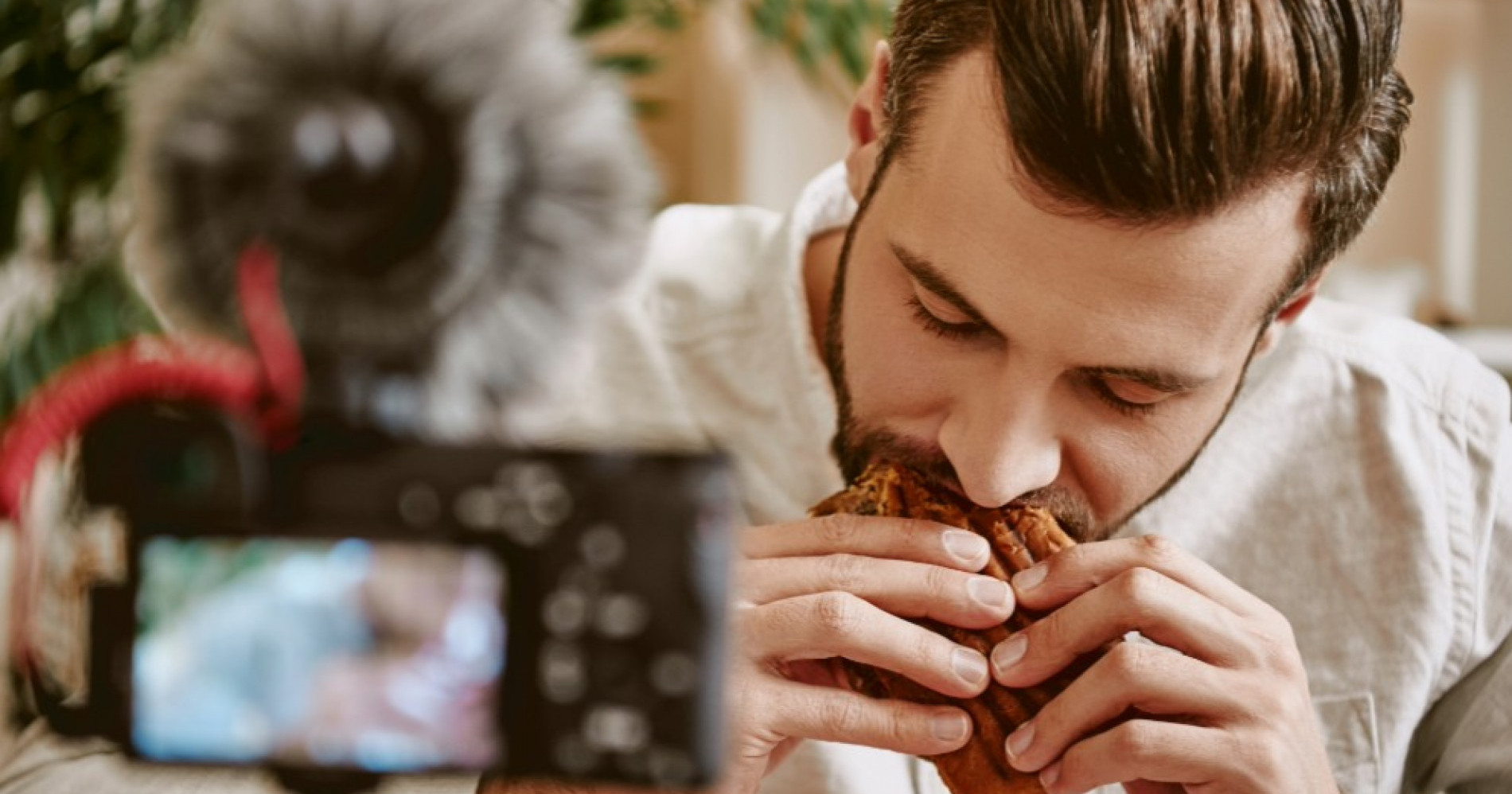 Ilsutrasi Food Vlogger sedang melakukan review makanan. Sumber gambar Adobe Express