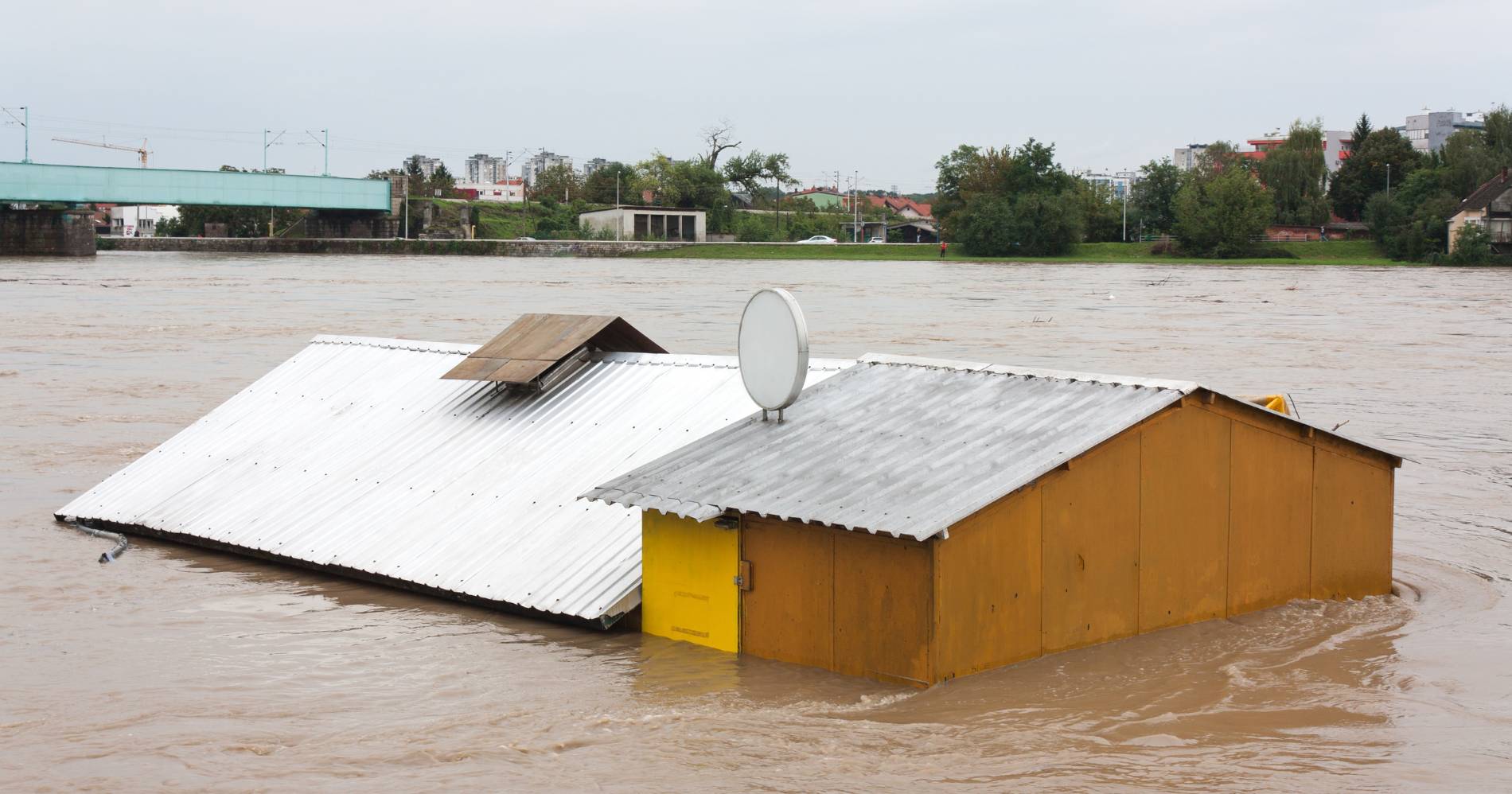 Ilustrasi banjir yang menggenangi rumah (sumber gambar: Canva)