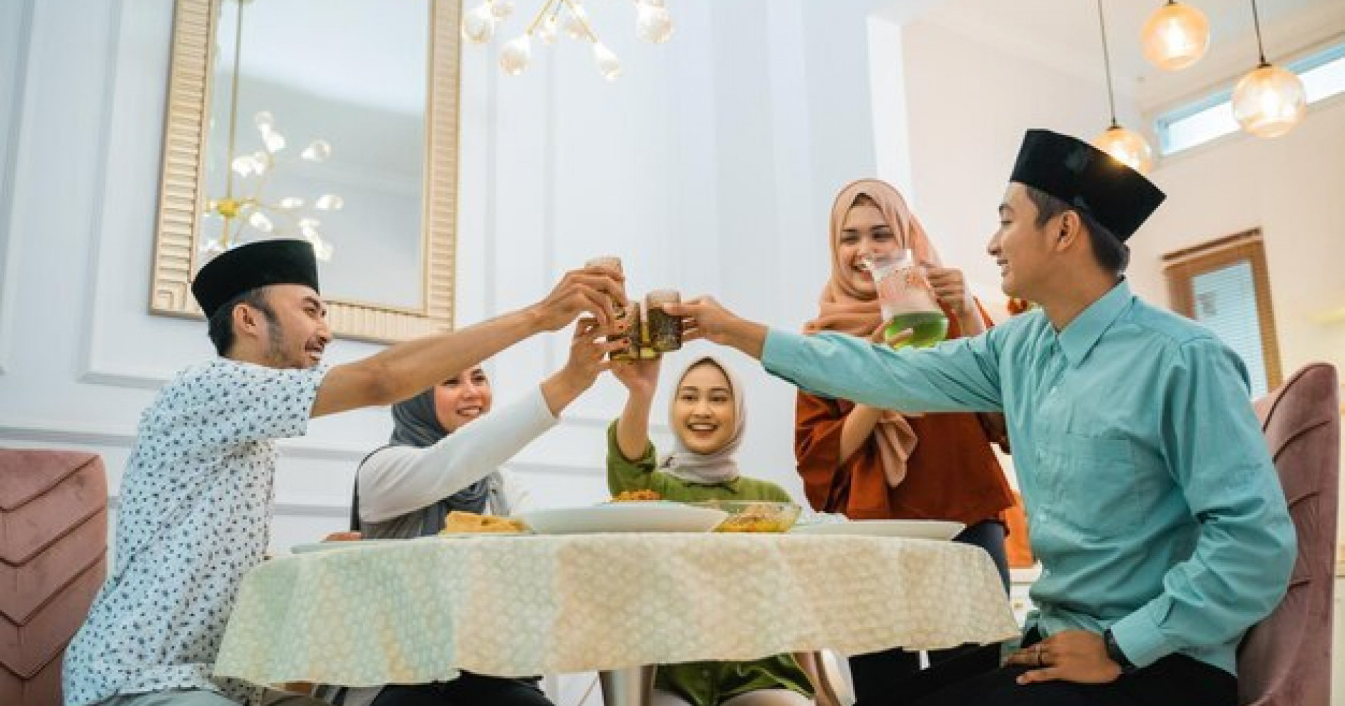 Bukber Seru, Dompet Tetap Aman! Tips Hemat Buka Bersama (Sumber gambar: Freepik)