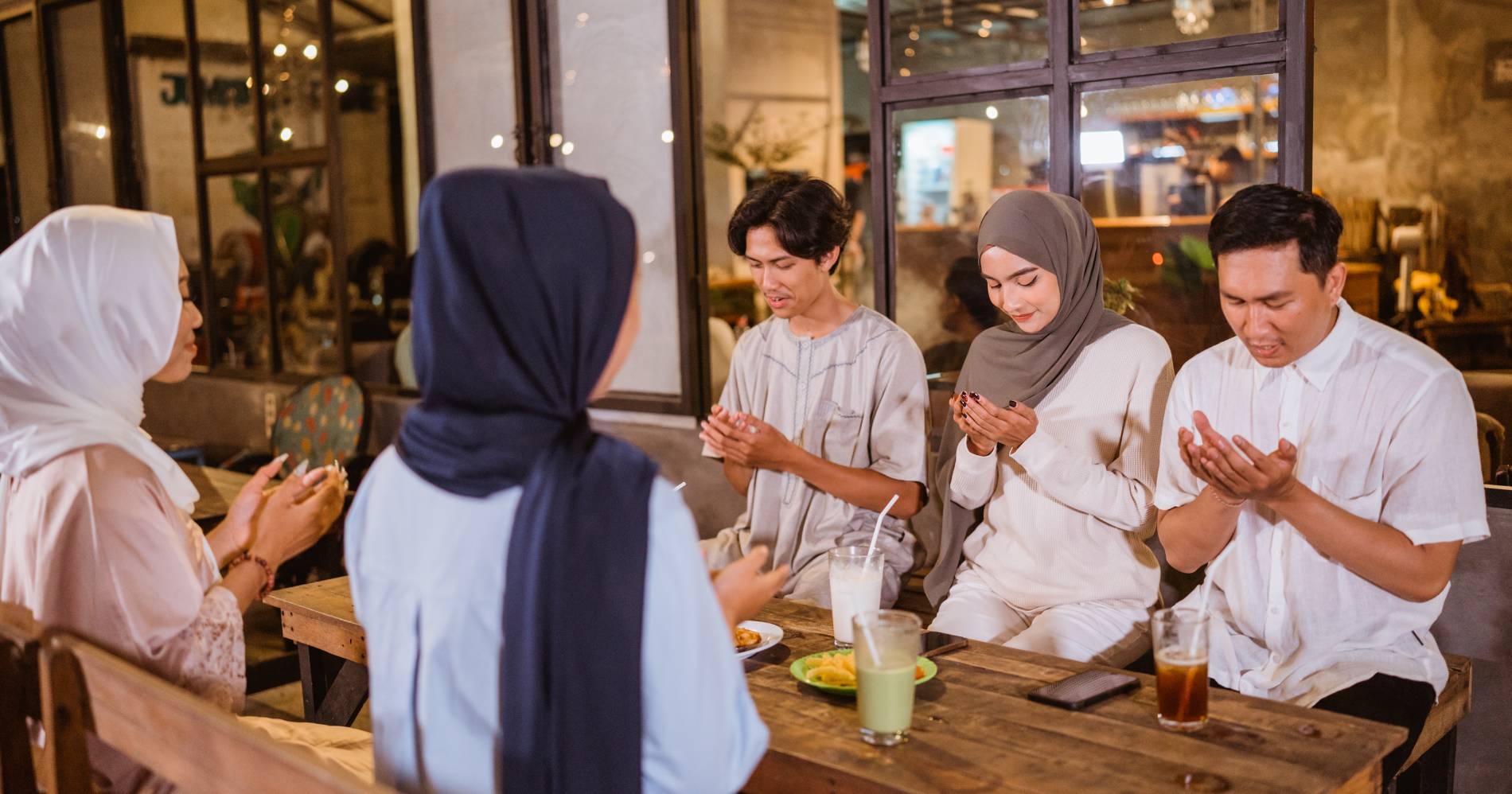 Suasana berbuka puasa bersama (sumber gambar: Canva)