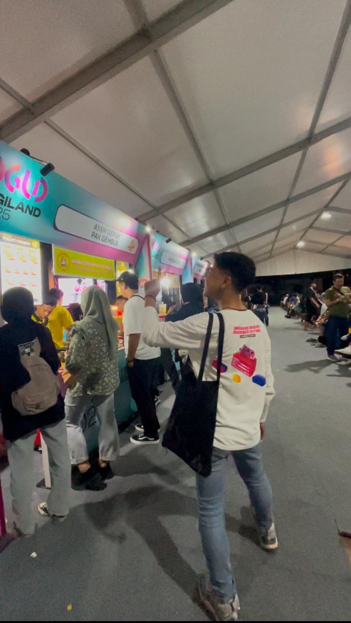 Mengunjungi Booth UMKM yang ada di acara Digiland 2025