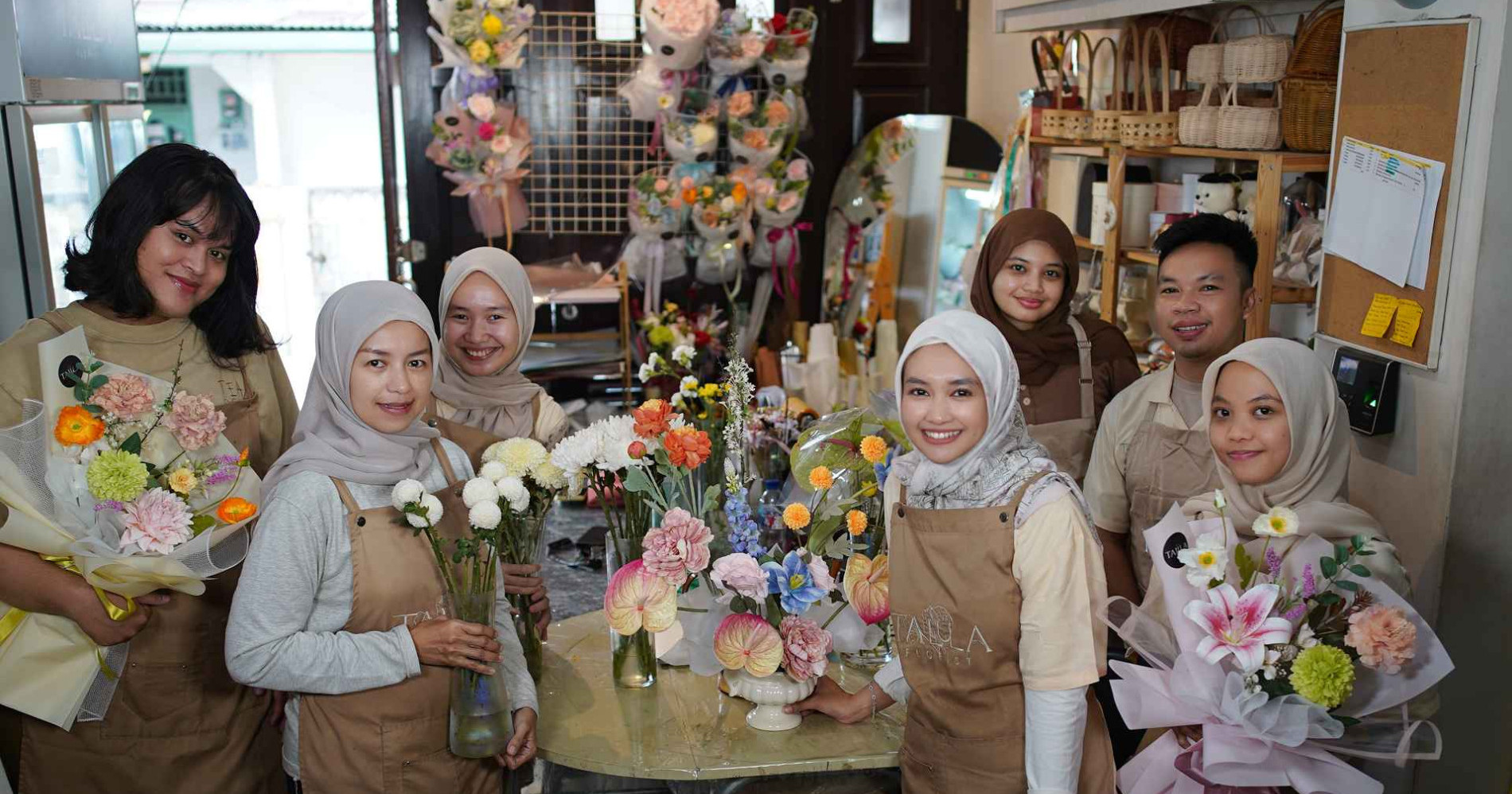 Talula bersama dengan tim Talula Florist (Dokumen Bisnis Muda)