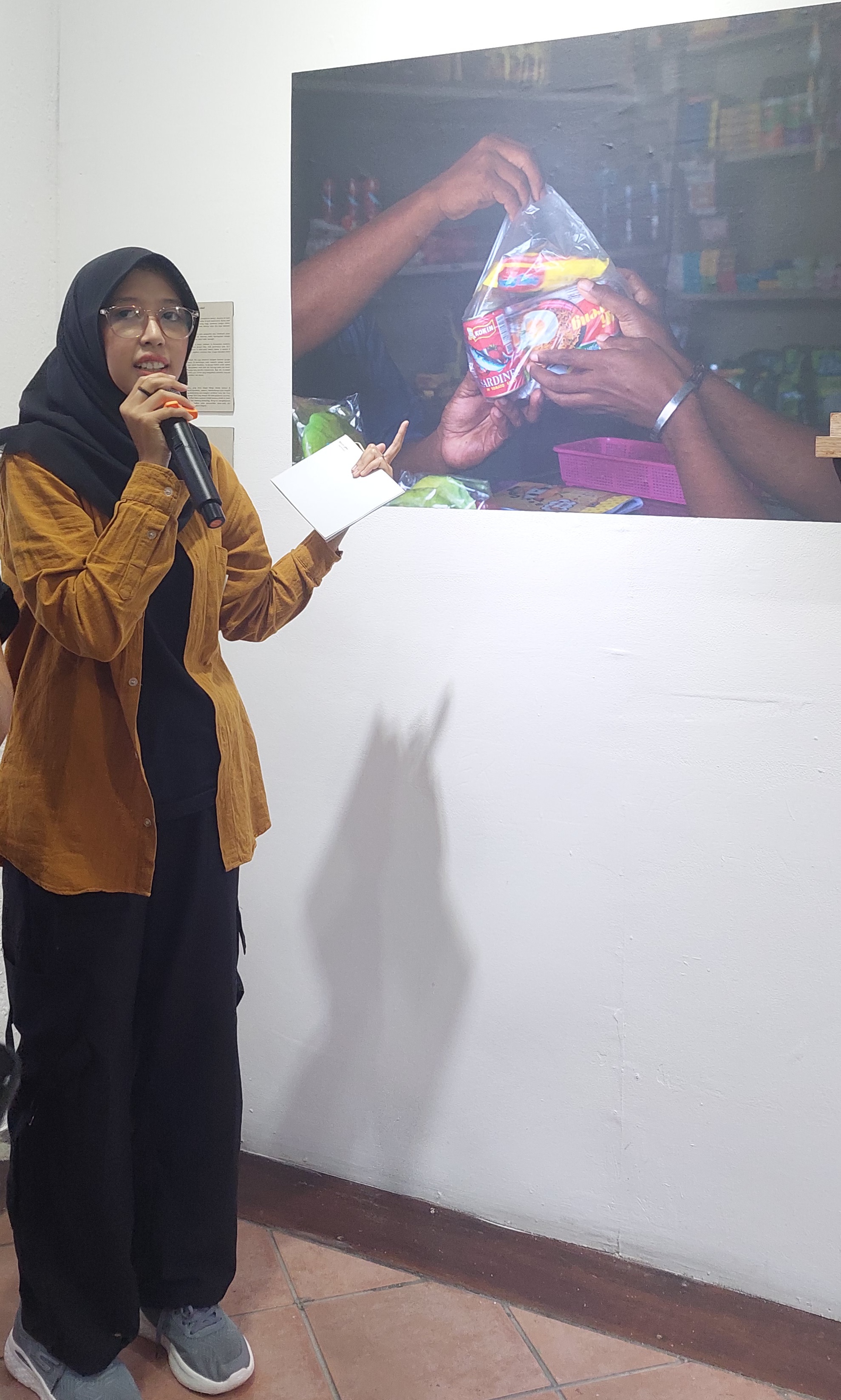 Wangi Tafakkur sedang menjelaskan karya fotonya tentang kehidupan masyarakat Papua