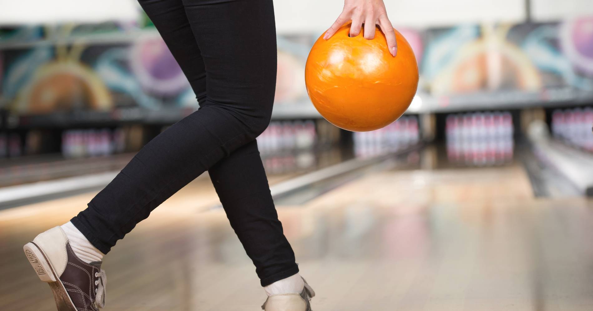 Bowling merupakan salah satu olahraga ringan yang cocok untuk pemula (Foto Canva) Bowling merupakan salah satu olahraga ringan yang cocok untuk pemula (Foto Canva)