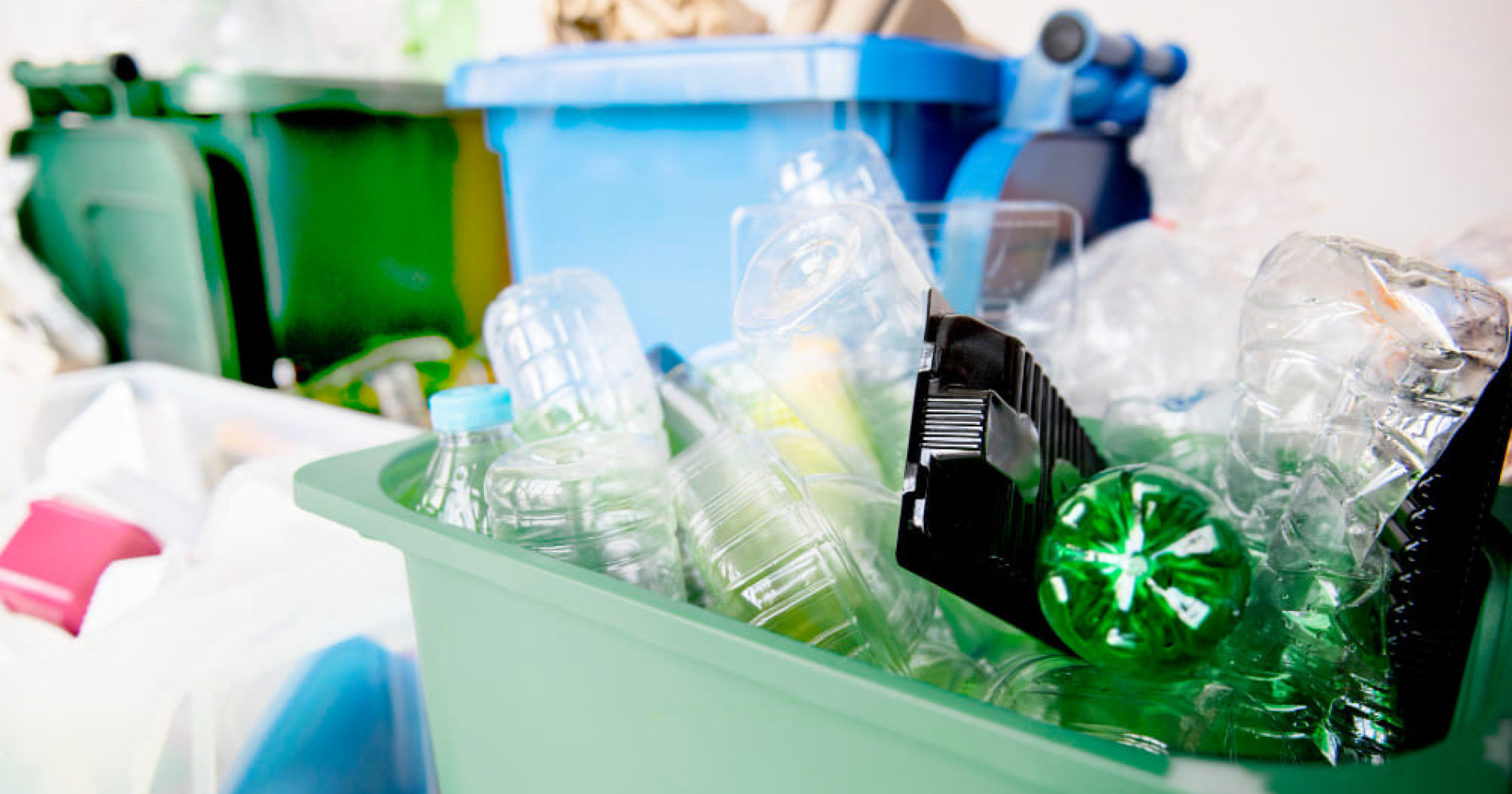 Aksi Bersih Sampah Plastik (Sumber Gambar: Freepik.com) Aksi Bersih Sampah Plastik (Sumber Gambar: Freepik.com)