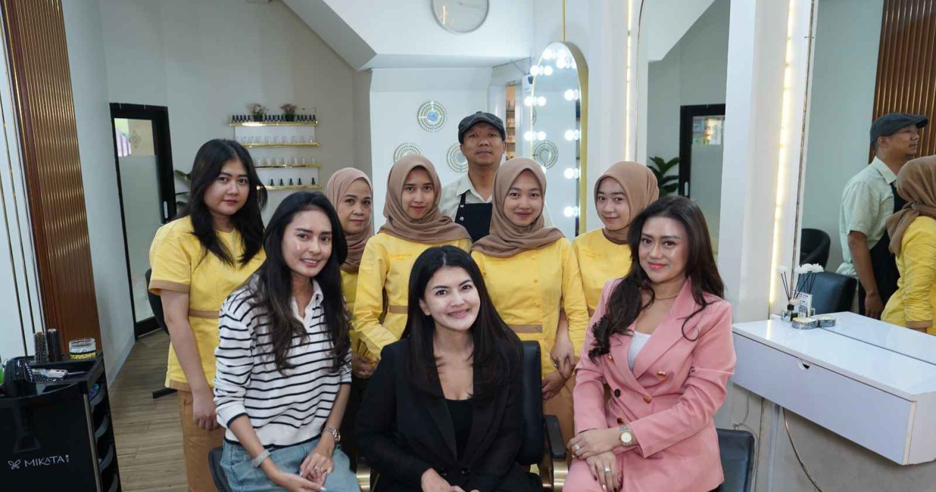 Tania Putri bersama dengan rekan bisnis dan karyawan (Foto Freepik.com) Tania Putri bersama dengan rekan bisnis dan karyawan (Foto Freepik.com)