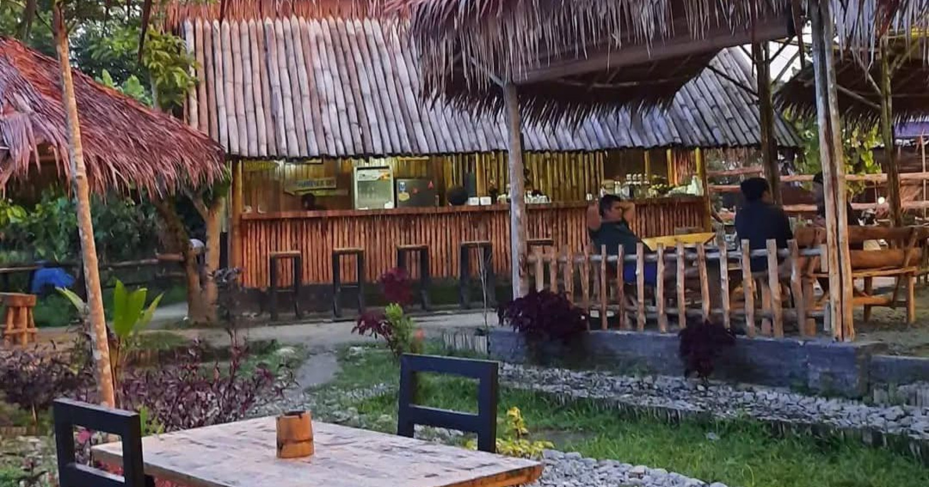 Suasana kafe bernuansa alam di Kota Pematangsiantar (Sumber: pribadi) Suasana kafe bernuansa alam di Kota Pematangsiantar (Sumber: pribadi)