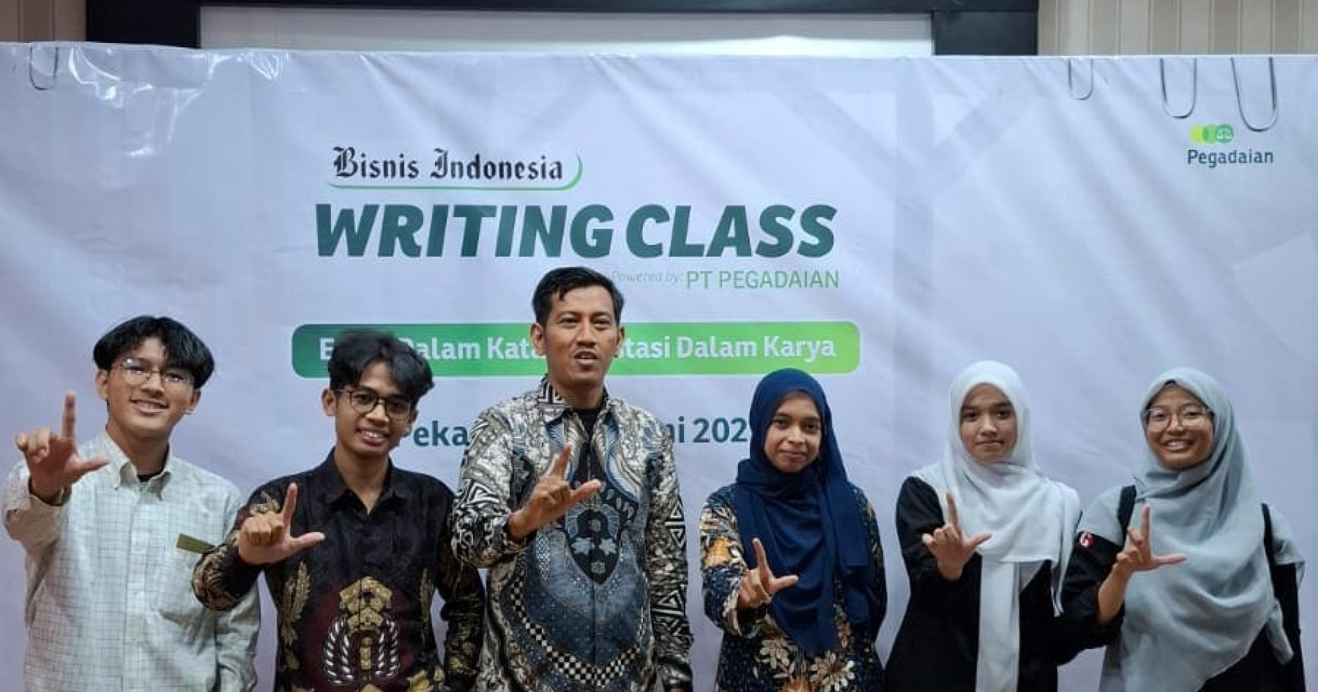 Para peserta Writing Class Bisnis Indonesia berfoto bersama usai mengikuti sesi kelas bertema Para peserta Writing Class Bisnis Indonesia berfoto bersama usai mengikuti sesi kelas bertema