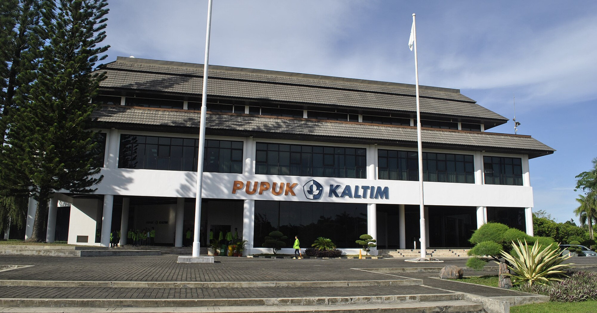 Kantor pusat PT Pupuk Kaltim yang terletak di Kalimantan Timur (Sumber gambar: Ezagren Wikimedia common