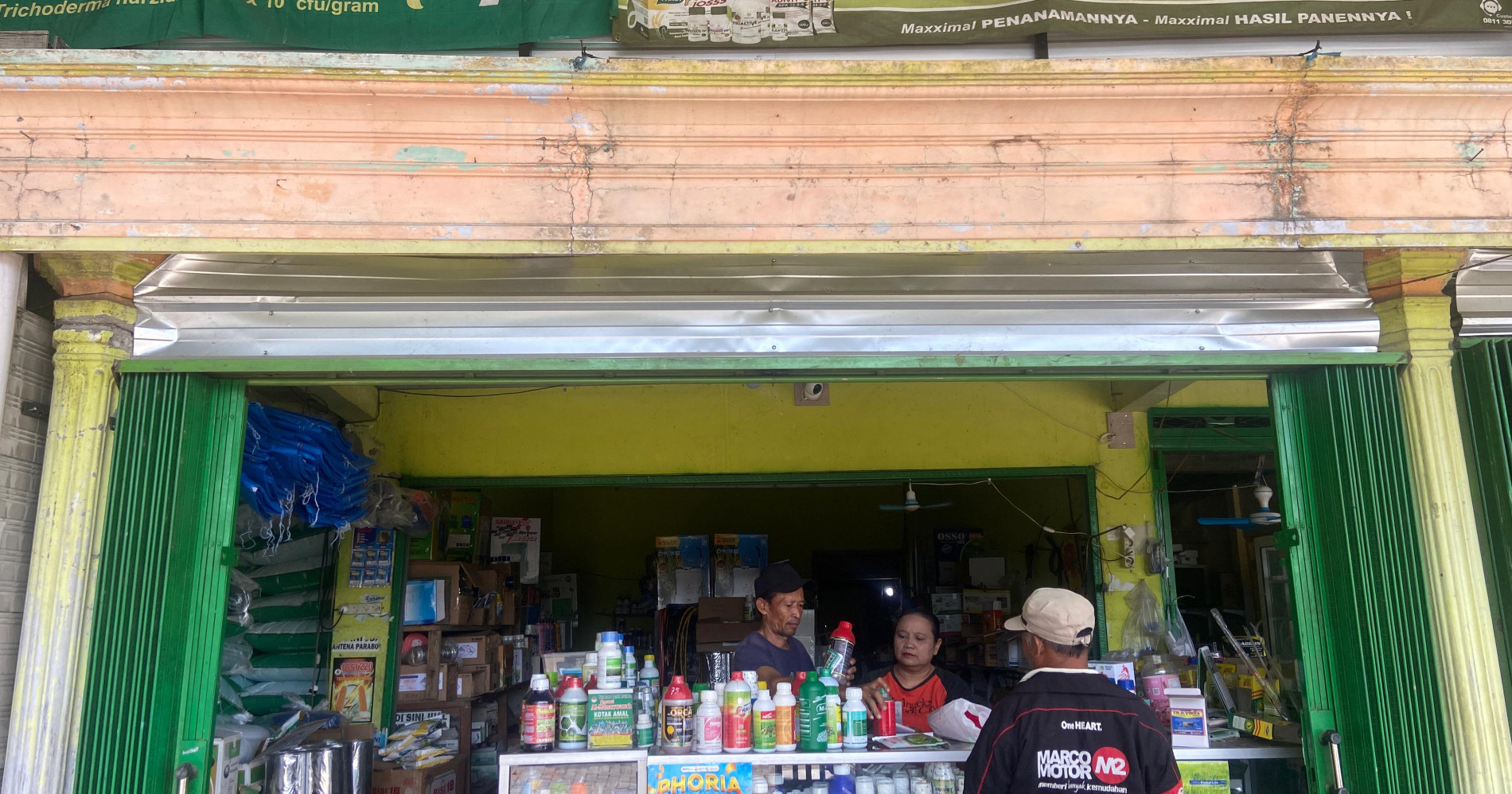 Kegiatan jual beli obat pertanian serta konsultasi masalah pertanian (Sumber gambar : dokumentasi pribadi di kios pertanian karya tani Kecamatan Pitu, Kabupaten Ngawi) Kegiatan jual beli obat pertanian serta konsultasi masalah pertanian (Sumber gambar : dokumentasi pribadi di kios pertanian karya tani Kecamatan Pitu, Kabupaten Ngawi)