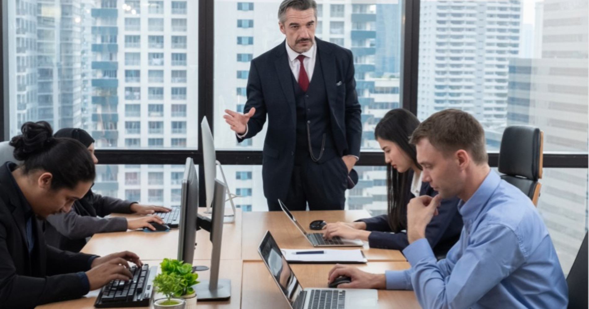 4 Tips Berurusan dengan Bos Toksik. Abaikan, Lawan, atau Tinggalkan? Sumber Gambar Adobe Express