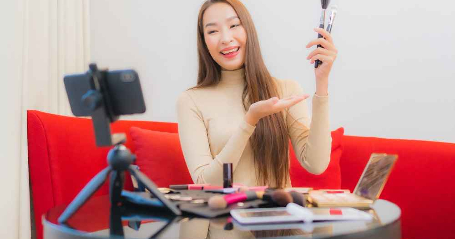 Ilustrasi orang sedang melakukan live streaming di Tiktok (Foto Freepik.com) Ilustrasi orang sedang melakukan live streaming di Tiktok (Foto Freepik.com)