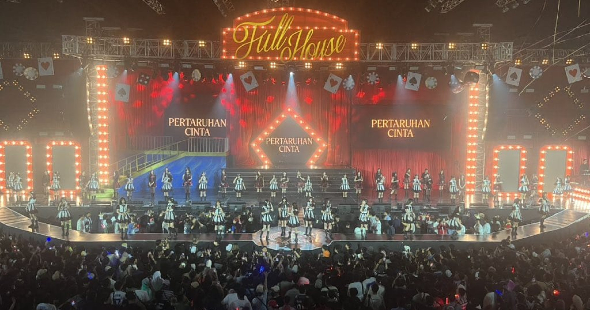 Konser JKT48 bertajuk Full House (Sumber foto: X @JKT48)