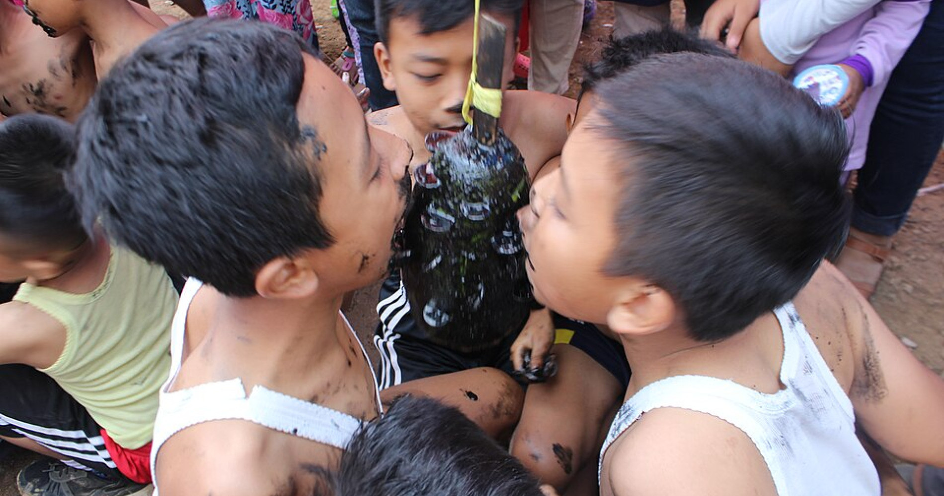 Lomba Gigit Koin yang dalam 17 Agustus (Foto Wikimedia Commons)